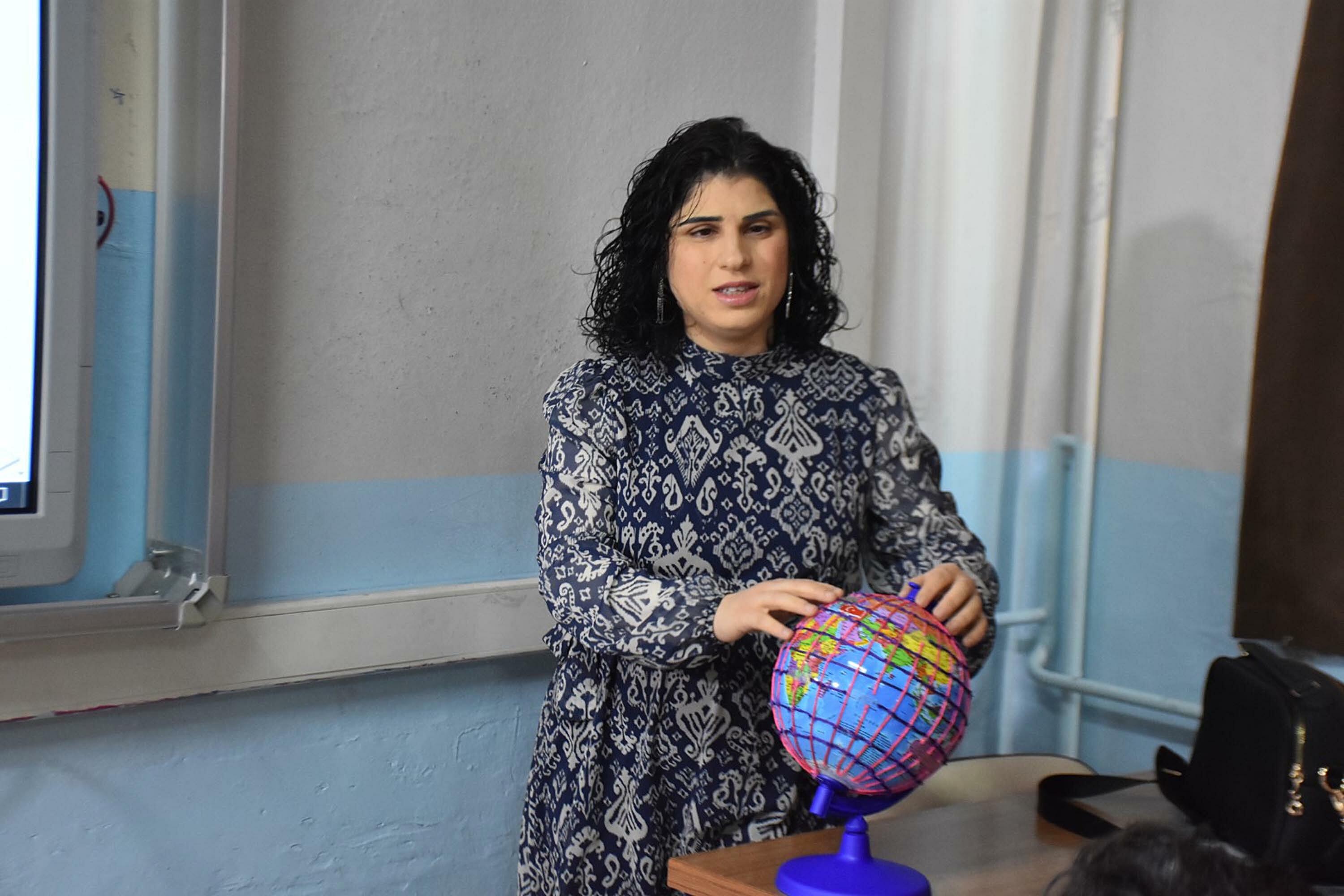 Görme engelli Seda öğretmenden 'Dünya parmaklarının ucunda' projesi - Görsel 1