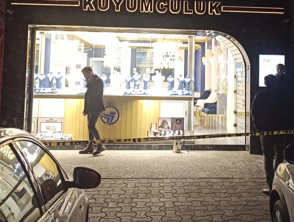 Konya'da maskeli, biber gazlı kuyumcu soygununda imitasyon bilezikler çalındı: 3 gözaltı - Görsel 7