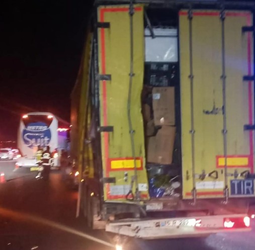 Amasya'da yolcu otobüsü, TIR'a çarptı; 11 yaralı - Görsel 1