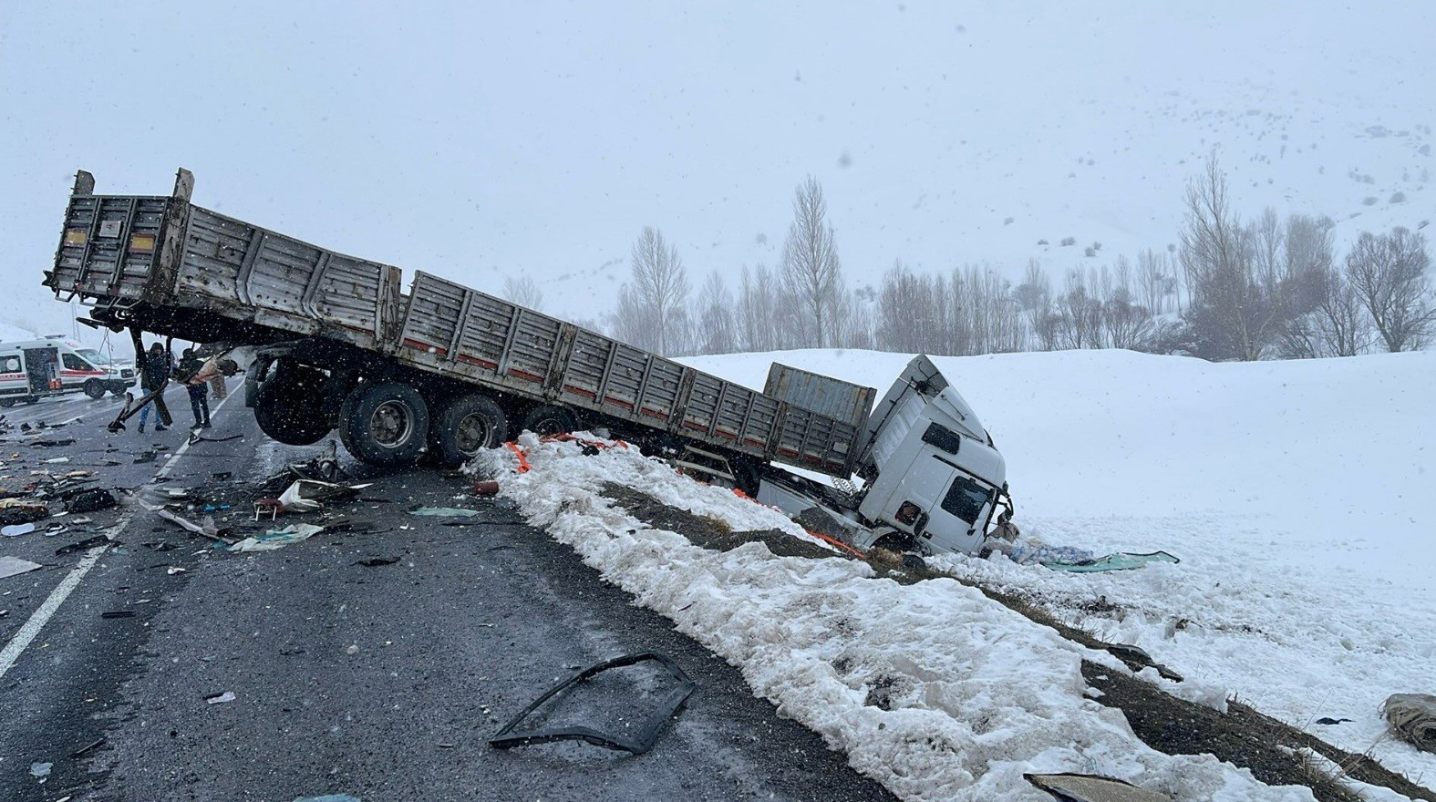 Bitlis’te otomobil TIR’a çarptı: Karı-koca öldü, 5 kişi de yaralı - Görsel 3