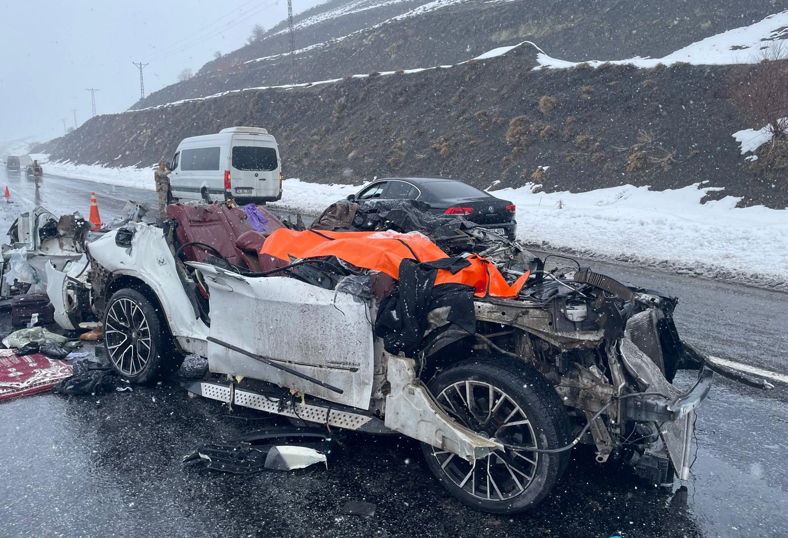 Bitlis’te otomobil TIR’a çarptı: Karı-koca öldü, 5 kişi de yaralı - Görsel 4