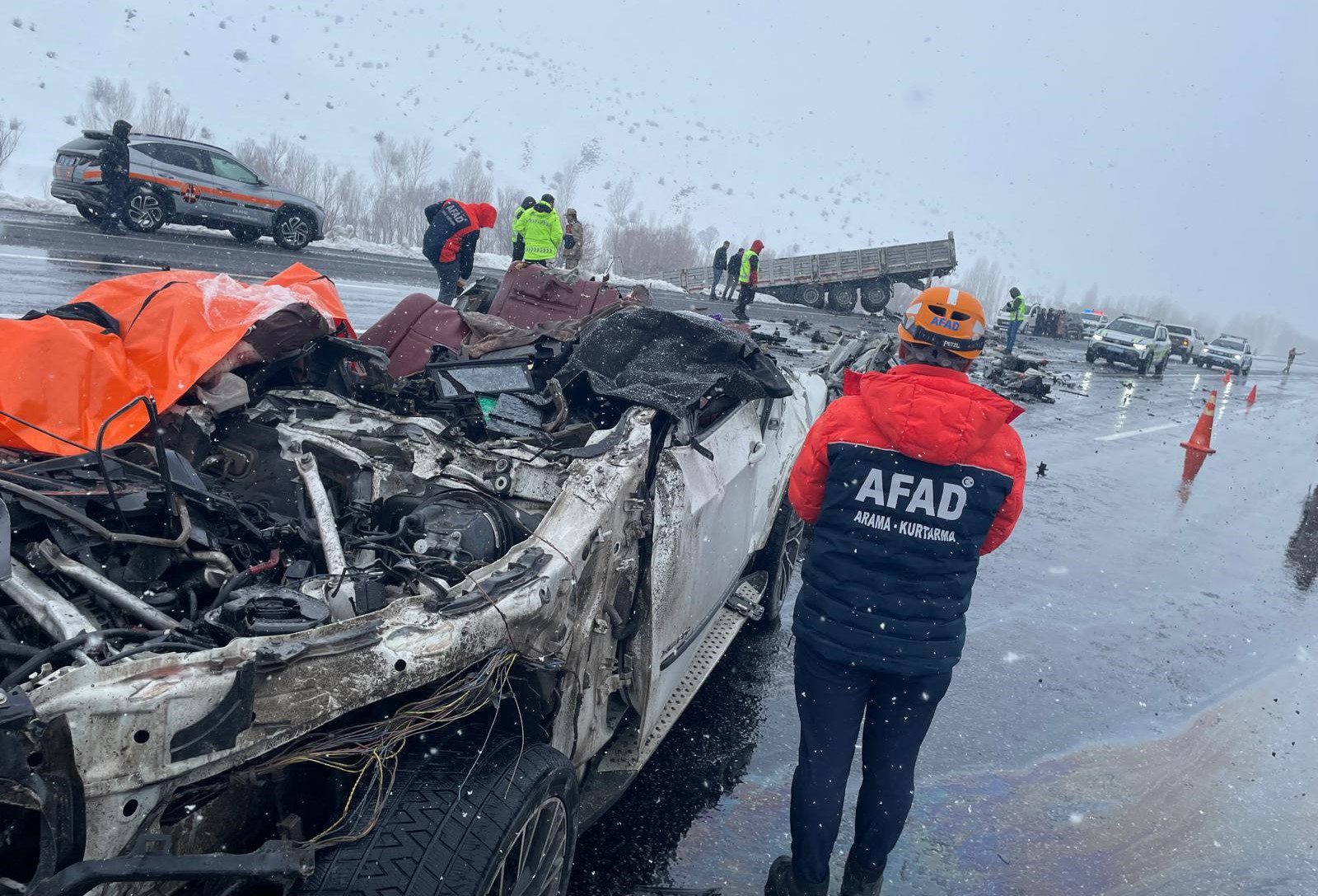 Bitlis’te otomobil TIR’a çarptı: Karı-koca öldü, 5 kişi de yaralı - Görsel 5