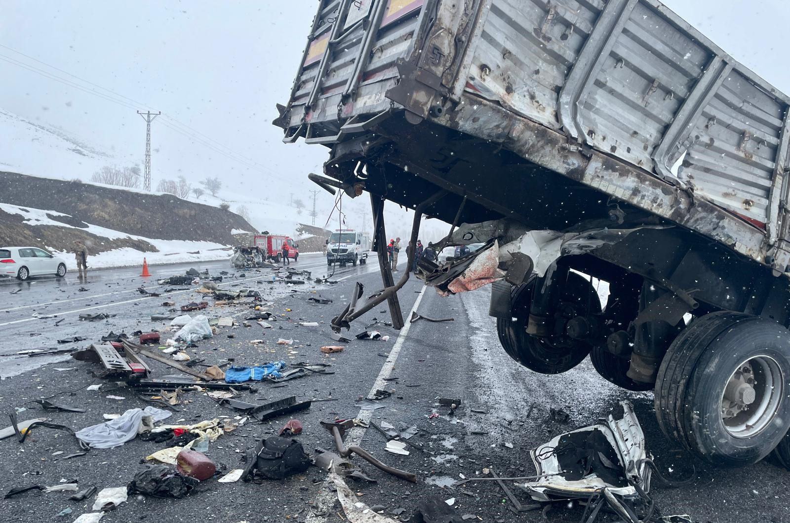 Bitlis’te otomobil TIR’a çarptı: Karı-koca öldü, 5 kişi de yaralı - Görsel 6