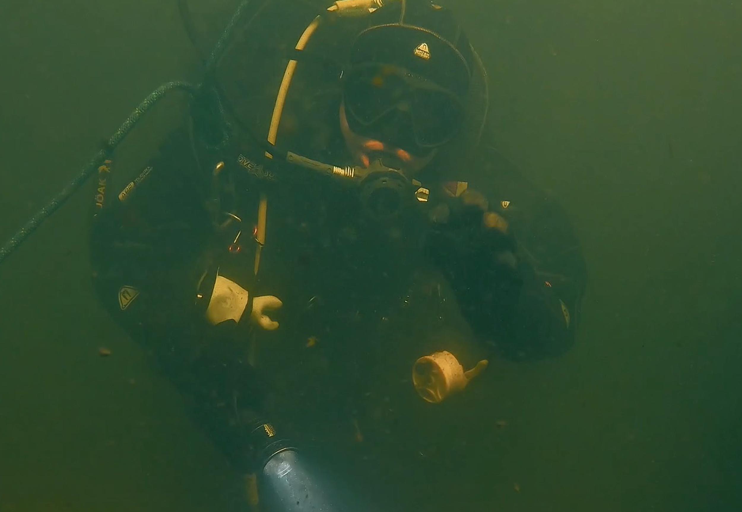 28 santimetre kalınlığındaki buzu testereyle keserek girdikleri gölde Türk bayrağı açtılar - Görsel 1