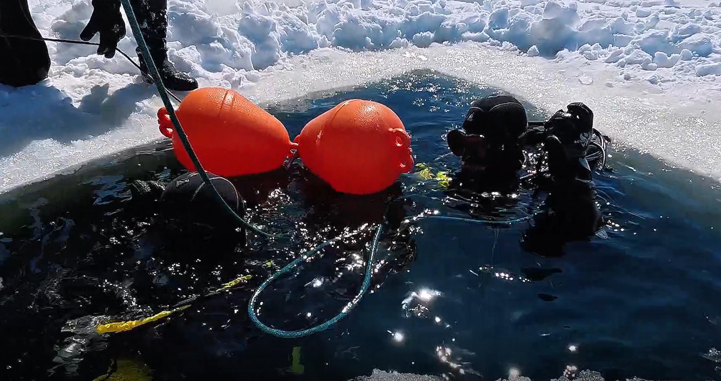28 santimetre kalınlığındaki buzu testereyle keserek girdikleri gölde Türk bayrağı açtılar - Görsel 2