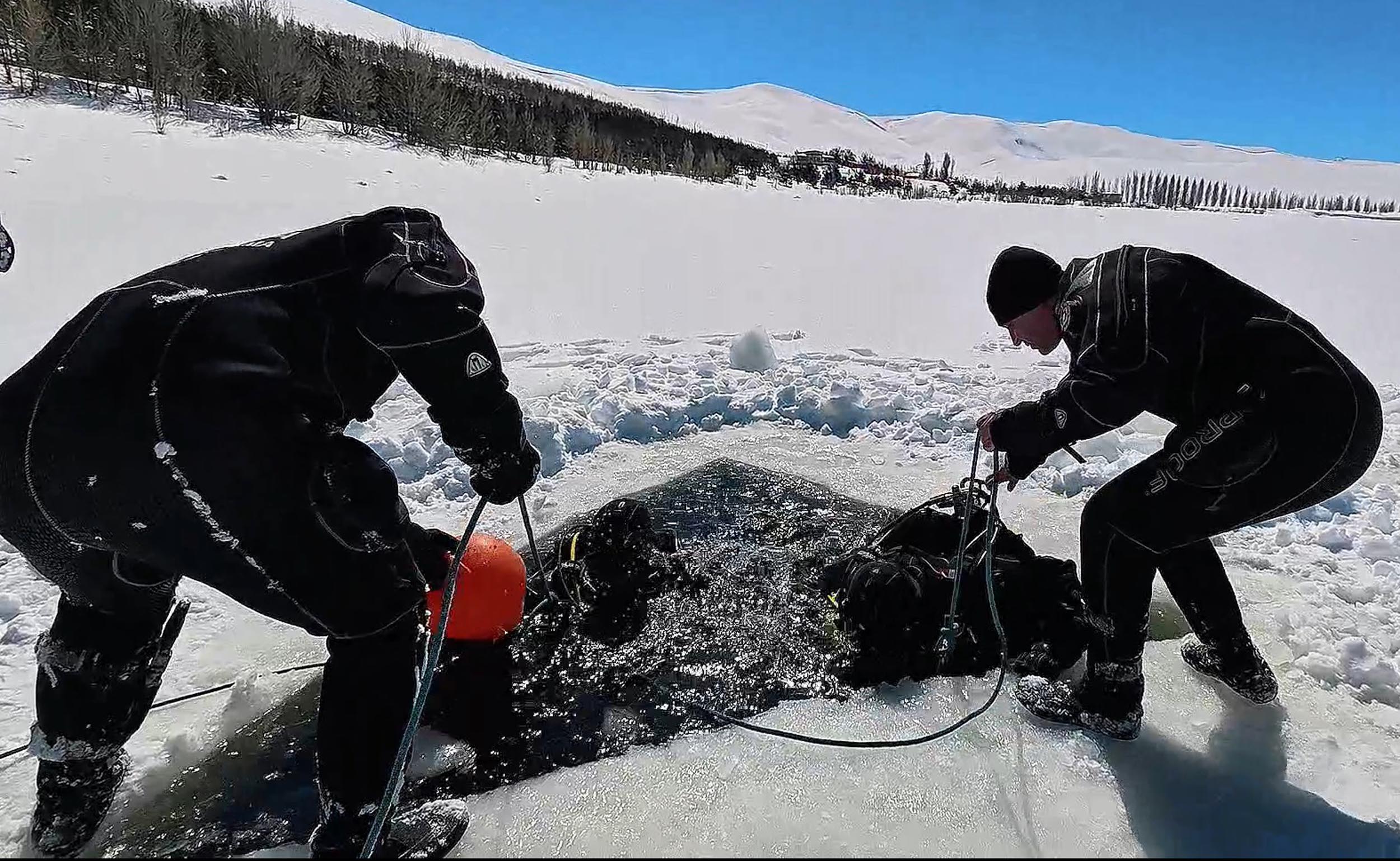 28 santimetre kalınlığındaki buzu testereyle keserek girdikleri gölde Türk bayrağı açtılar - Görsel 3