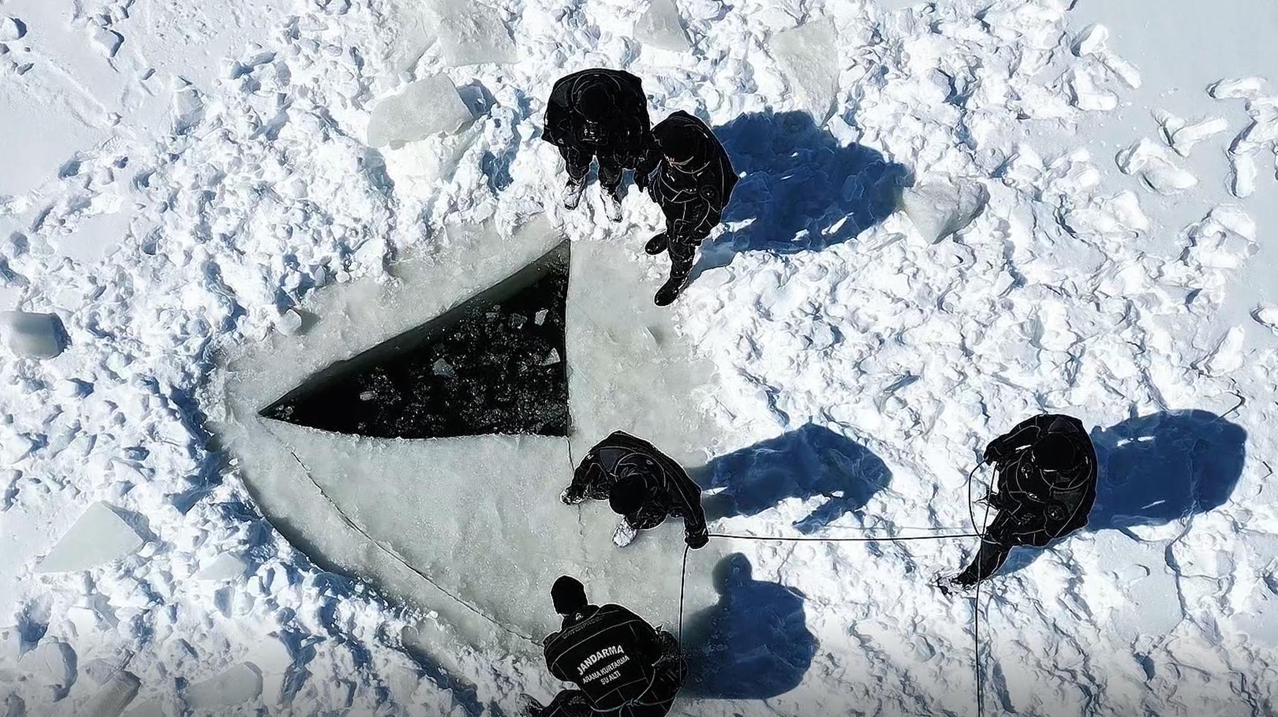 28 santimetre kalınlığındaki buzu testereyle keserek girdikleri gölde Türk bayrağı açtılar - Görsel 4