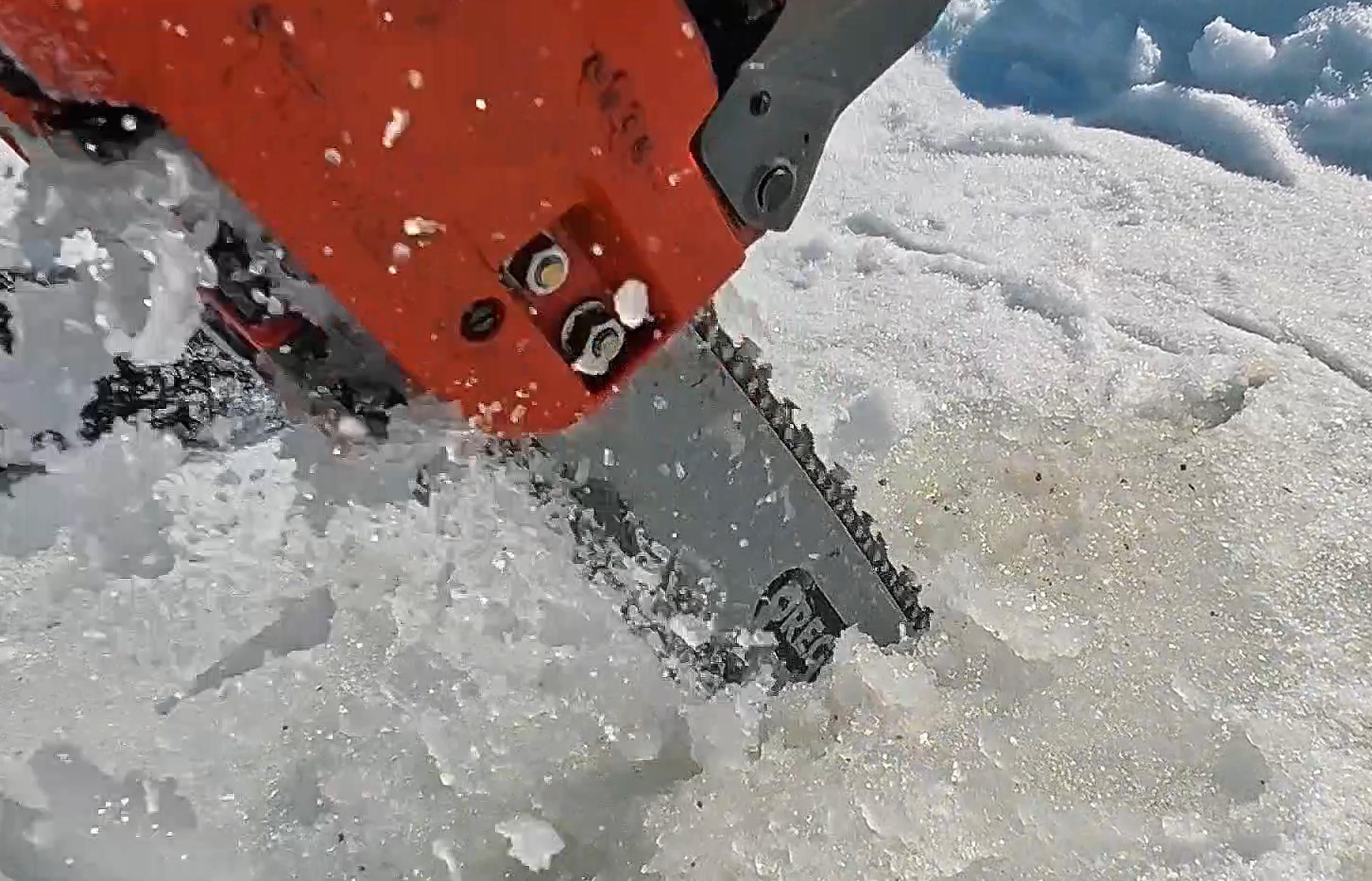 28 santimetre kalınlığındaki buzu testereyle keserek girdikleri gölde Türk bayrağı açtılar - Görsel 5