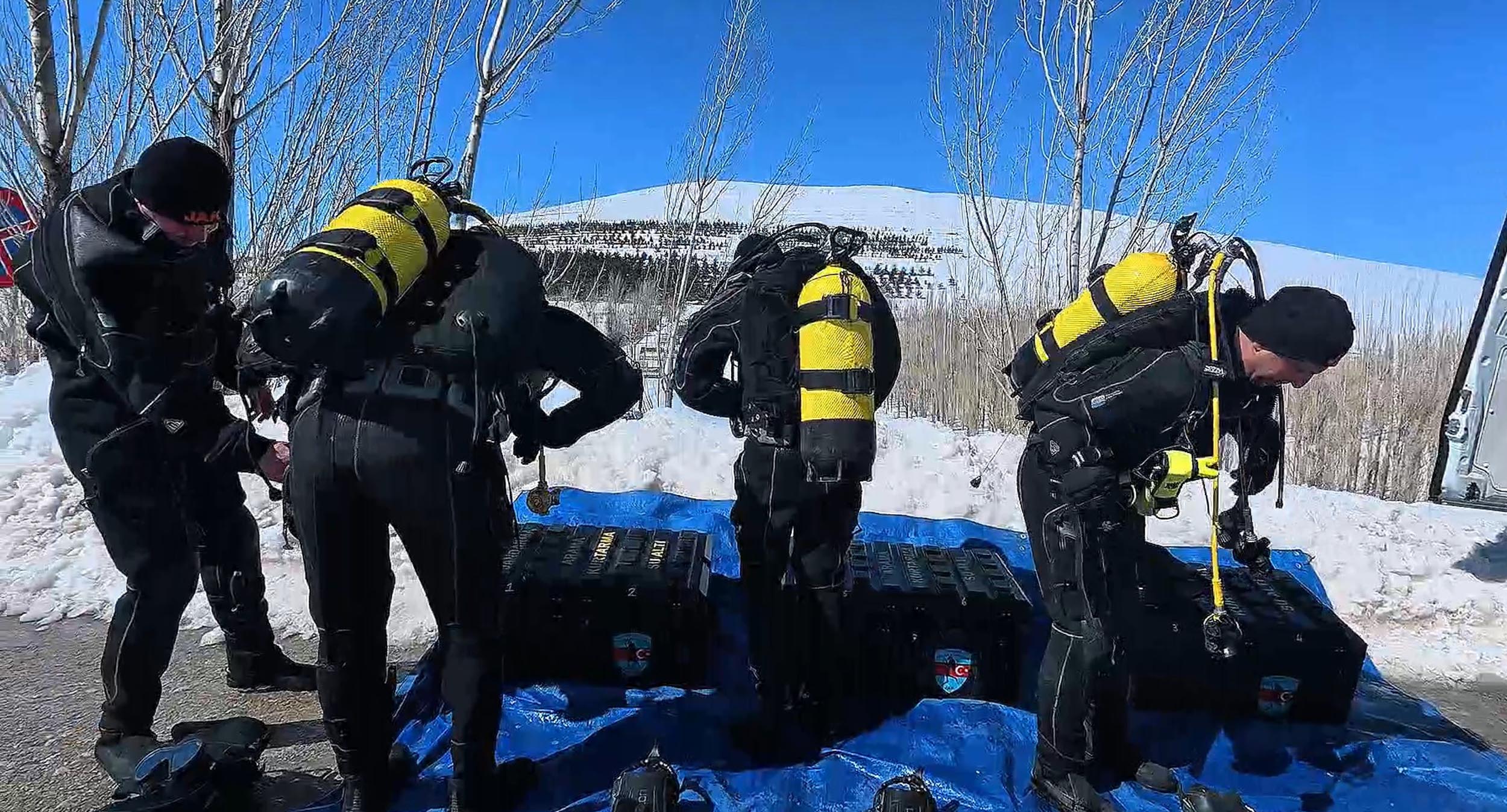 28 santimetre kalınlığındaki buzu testereyle keserek girdikleri gölde Türk bayrağı açtılar - Görsel 7