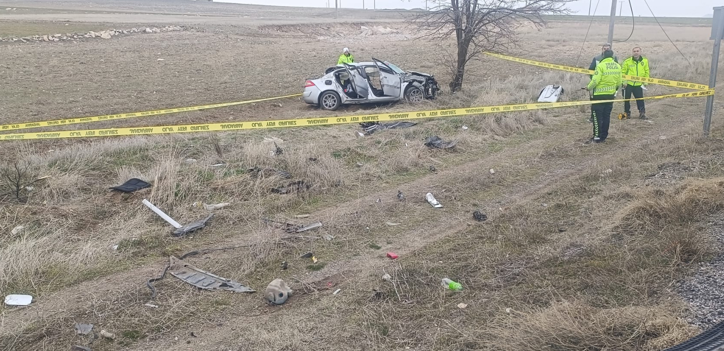 Bayram tatili yolunda kaza: Baba öldü, eşi ile 4 oğlu yaralandı - Görsel 1