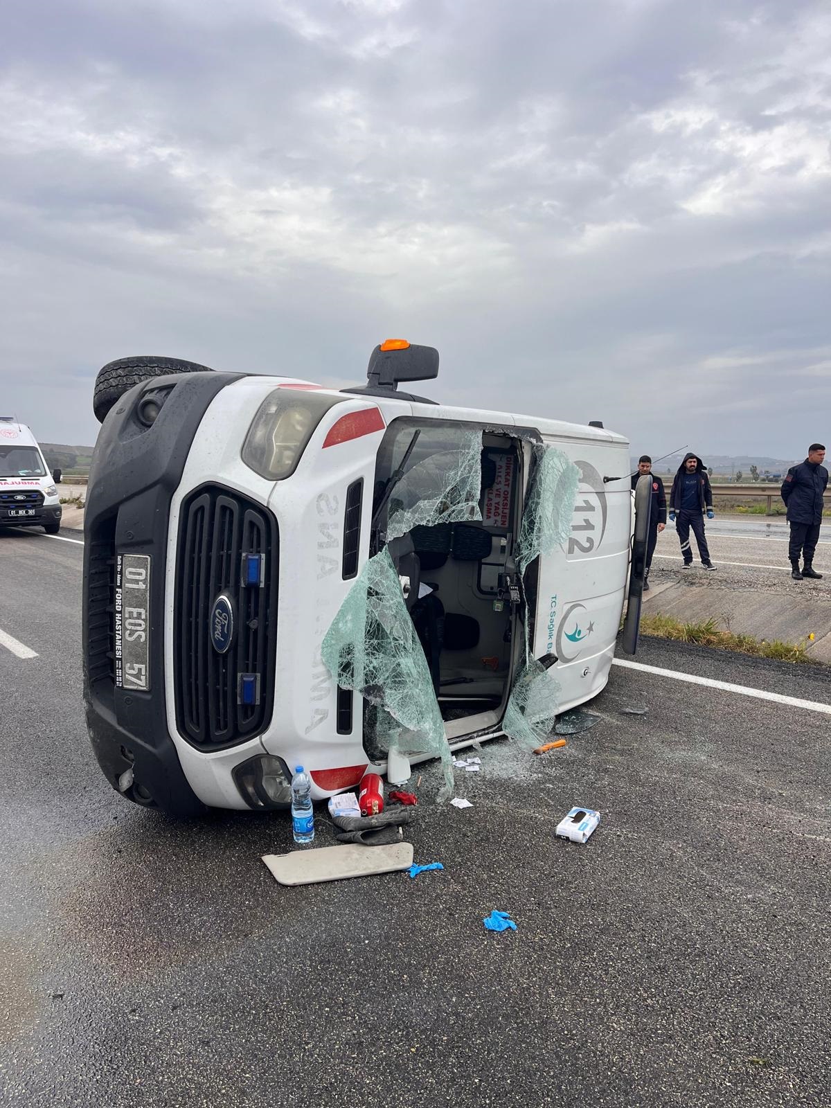 Mersin -Lastiği patlayan ambulansın devrildi; 3 sağlık personeli yaralandı - Görsel 3
