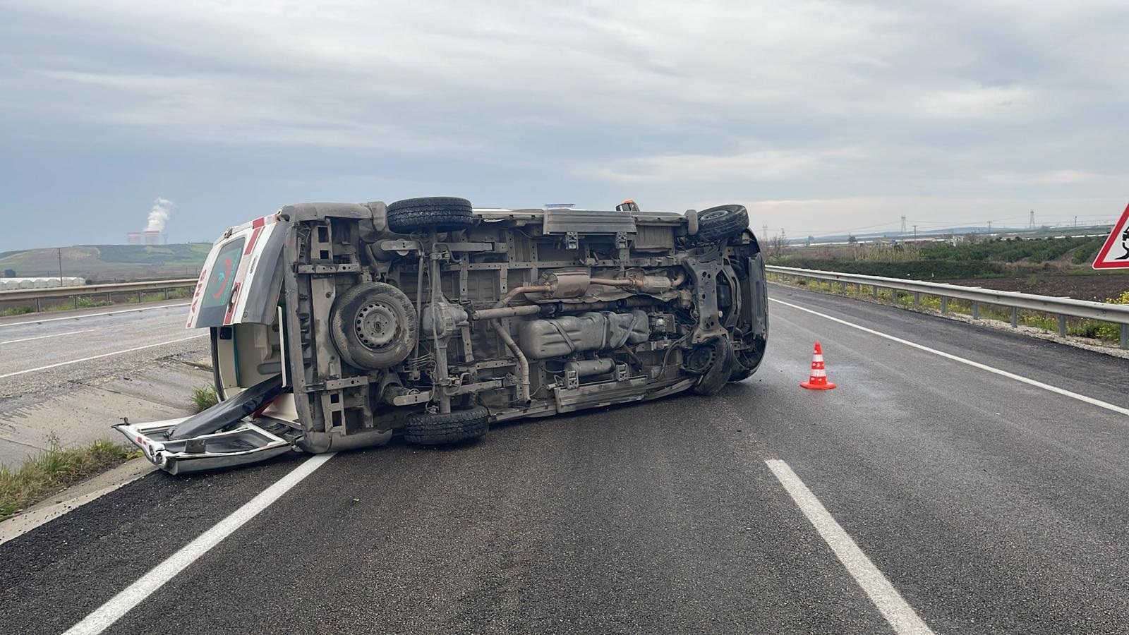 Mersin -Lastiği patlayan ambulansın devrildi; 3 sağlık personeli yaralandı - Görsel 4