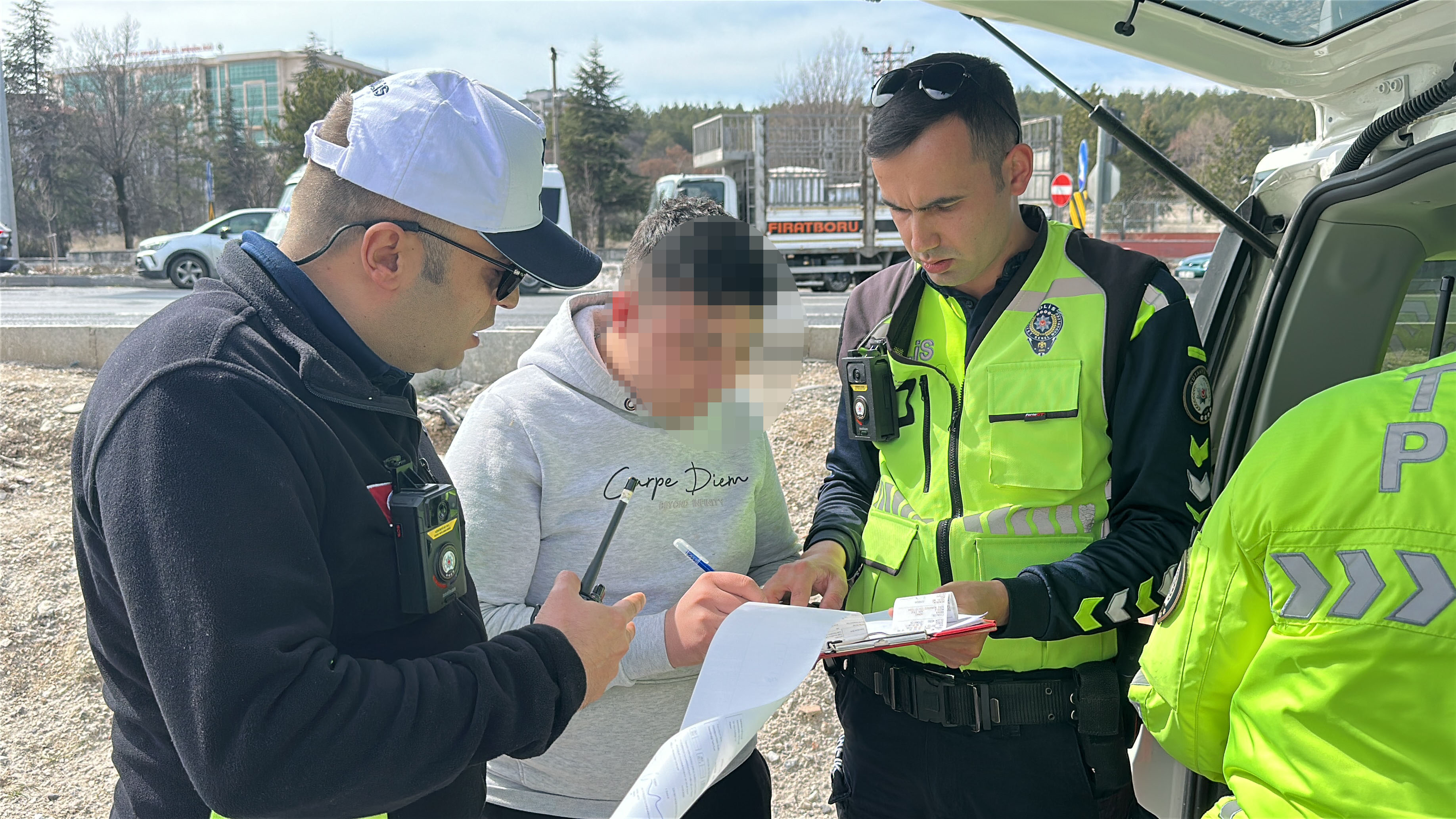 Polisten kaçıp ters yöne giren ehliyetsiz motosiklet sürücüsüne 399 bin lira ceza - Görsel 4