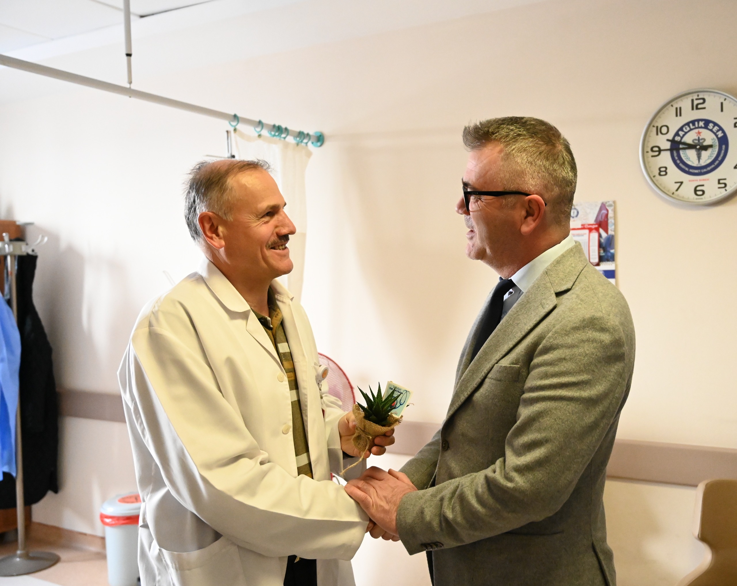 BAŞKAN USTAOĞLU’NDAN  SAĞLIK ÇALIŞANLARINA ZİYARET  - Görsel 1