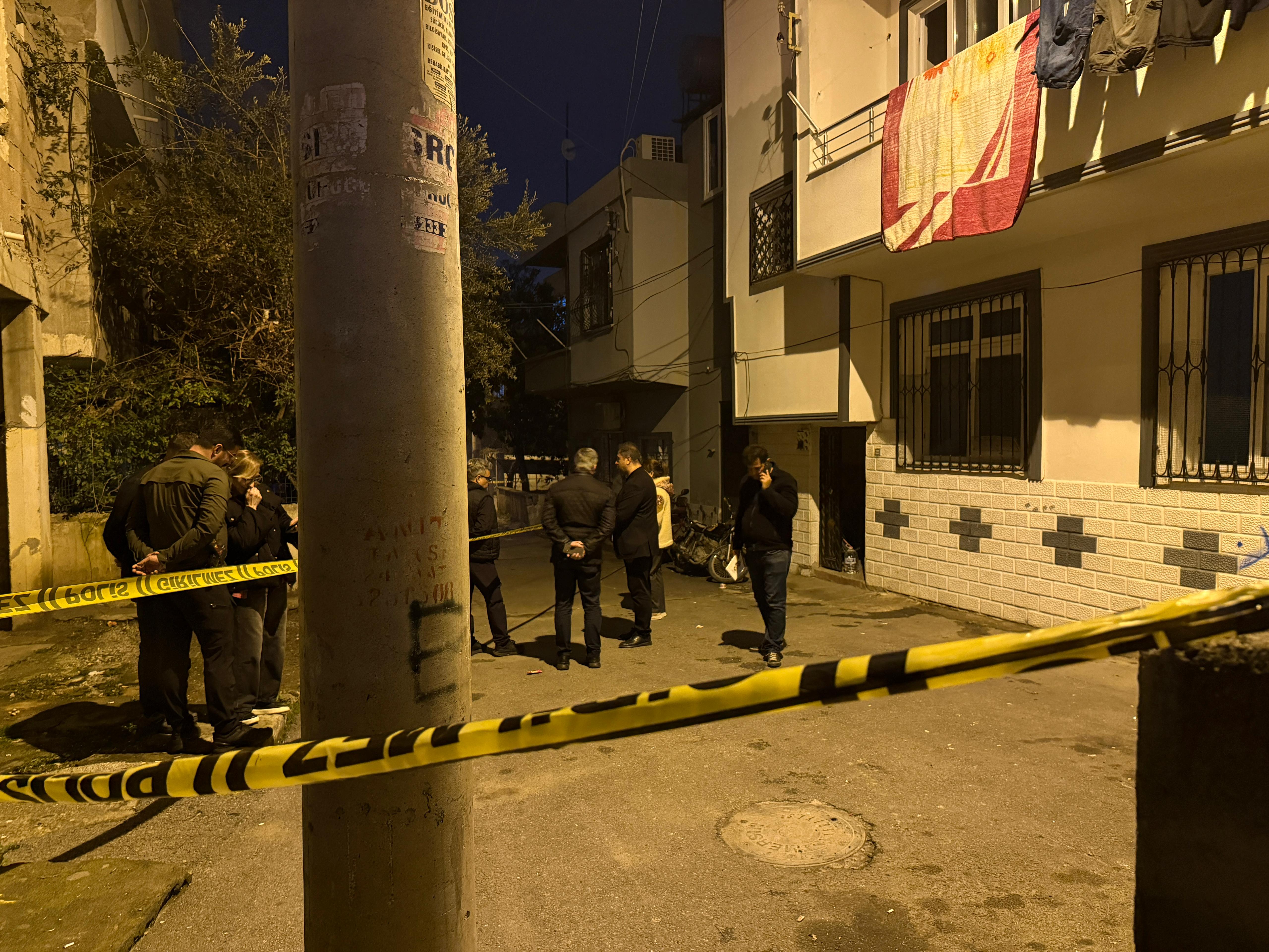 Silahlı kavgada sokaktan geçen genç kız öldü, 1 kişi de yaralı - Görsel 1