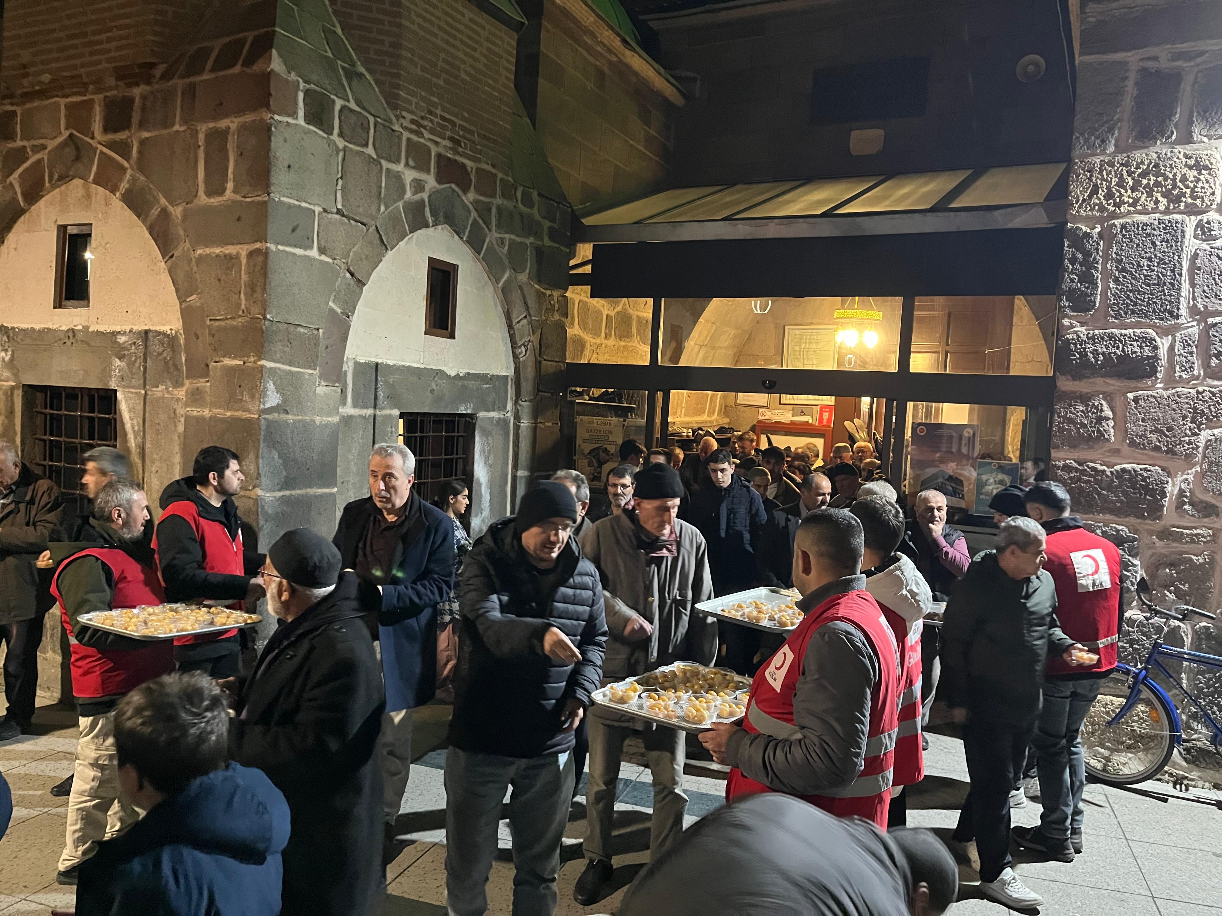 Seydişehir'de Şehitlerin Ruhu İçin Lokma İkramı: Kızılay’dan Anlamlı Vefa - Görsel 2