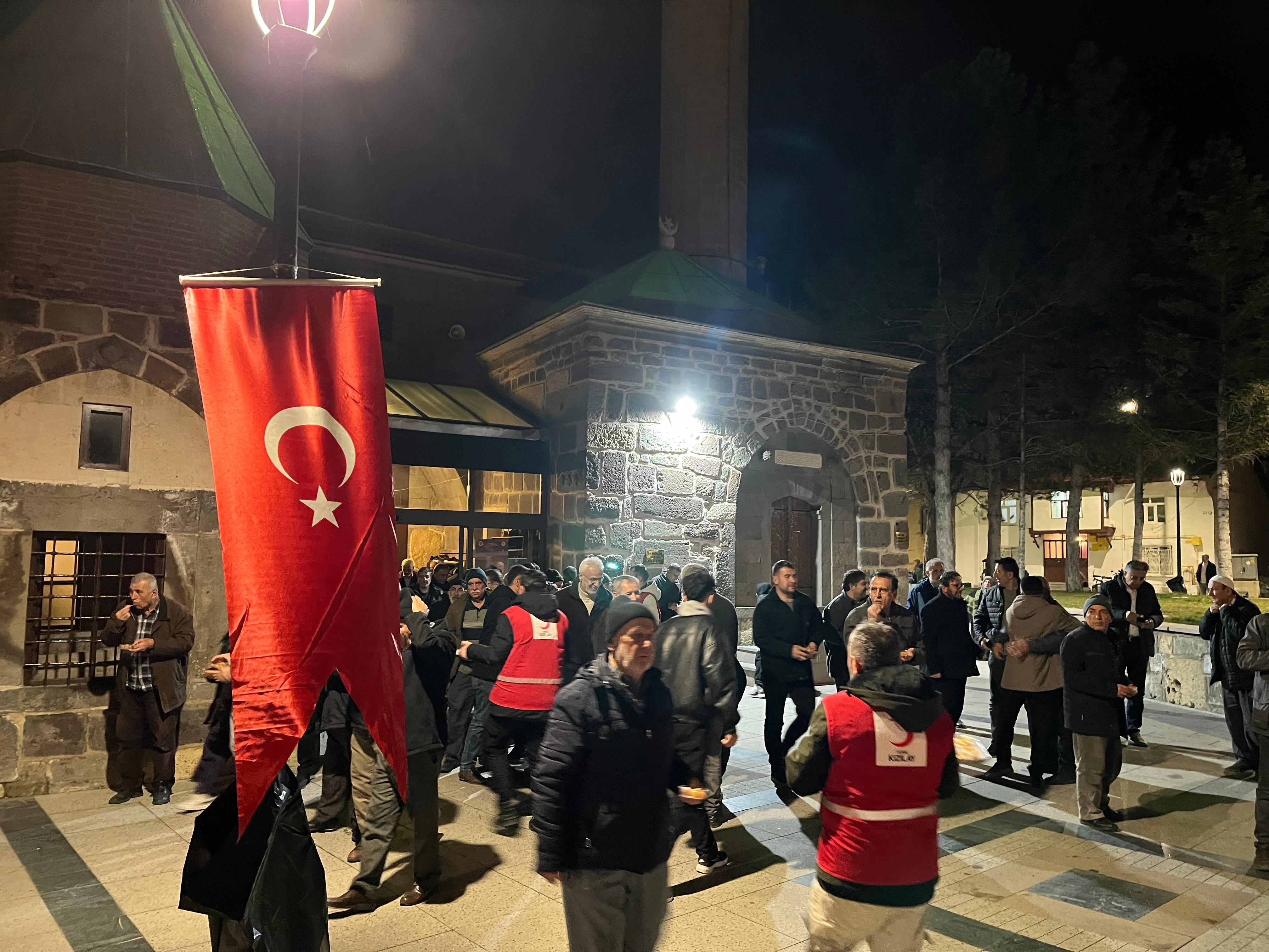 Seydişehir'de Şehitlerin Ruhu İçin Lokma İkramı: Kızılay’dan Anlamlı Vefa - Görsel 5