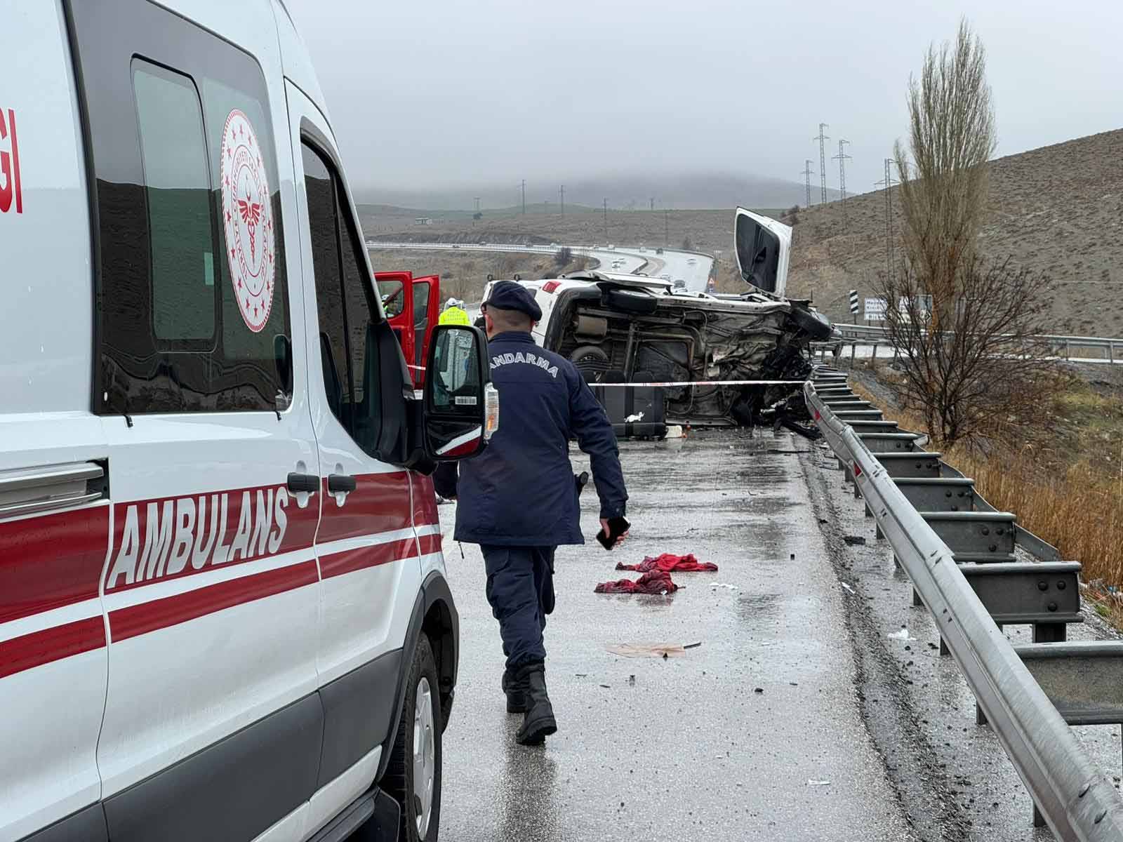 Konya’da Bayram Öncesi Kara Haber: Otomobil, hafif ticari araca çarptı; baba ve oğlu öldü, 4 yaralı - Görsel 2