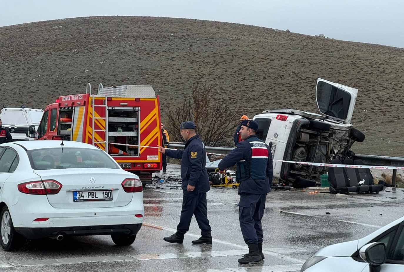 Konya’da Bayram Öncesi Kara Haber: Otomobil, hafif ticari araca çarptı; baba ve oğlu öldü, 4 yaralı - Görsel 4