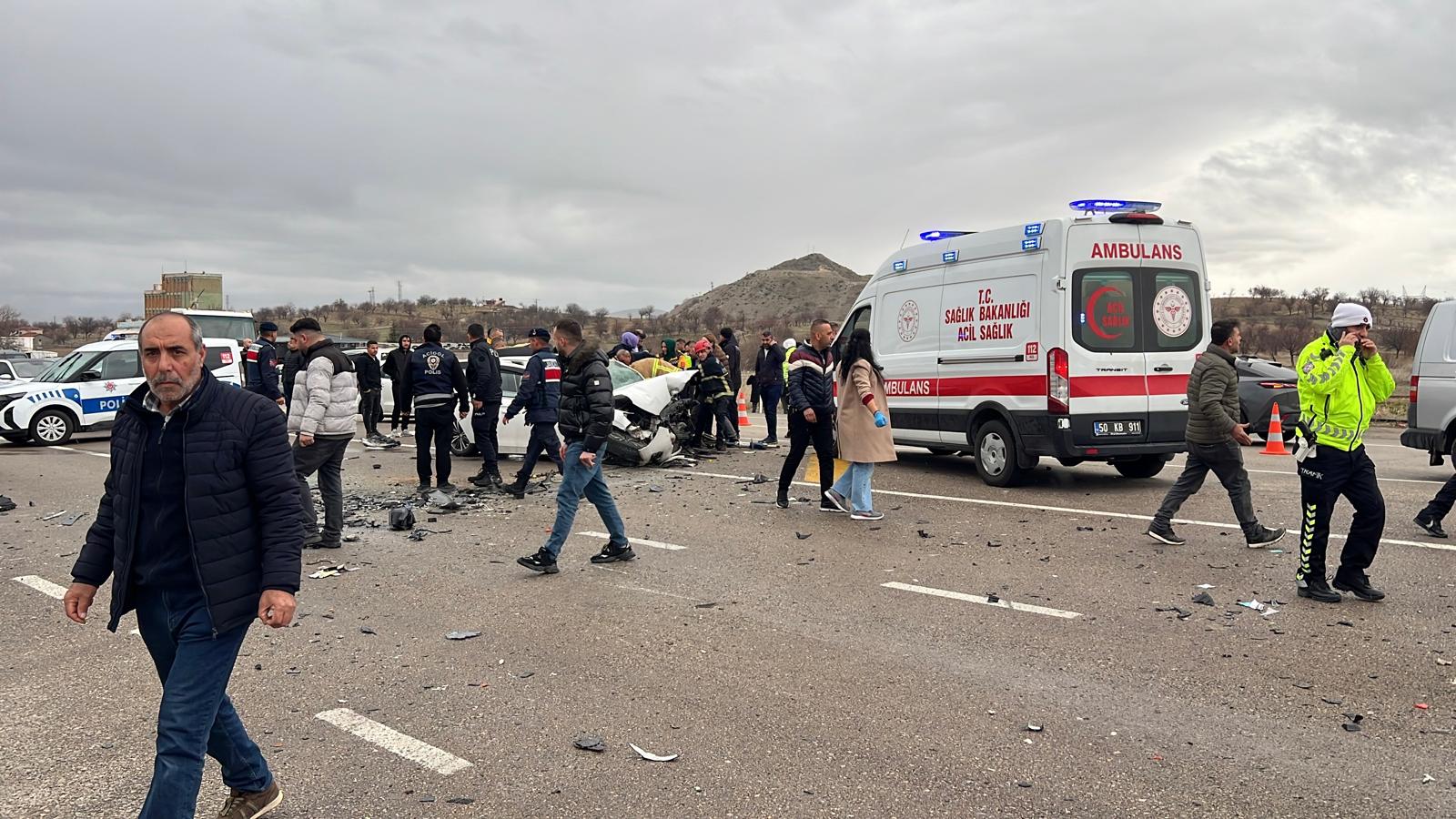 Nevşehir'de 3 aracın karıştığı kazada baba-oğul öldü; 7 yaralı - Görsel 1