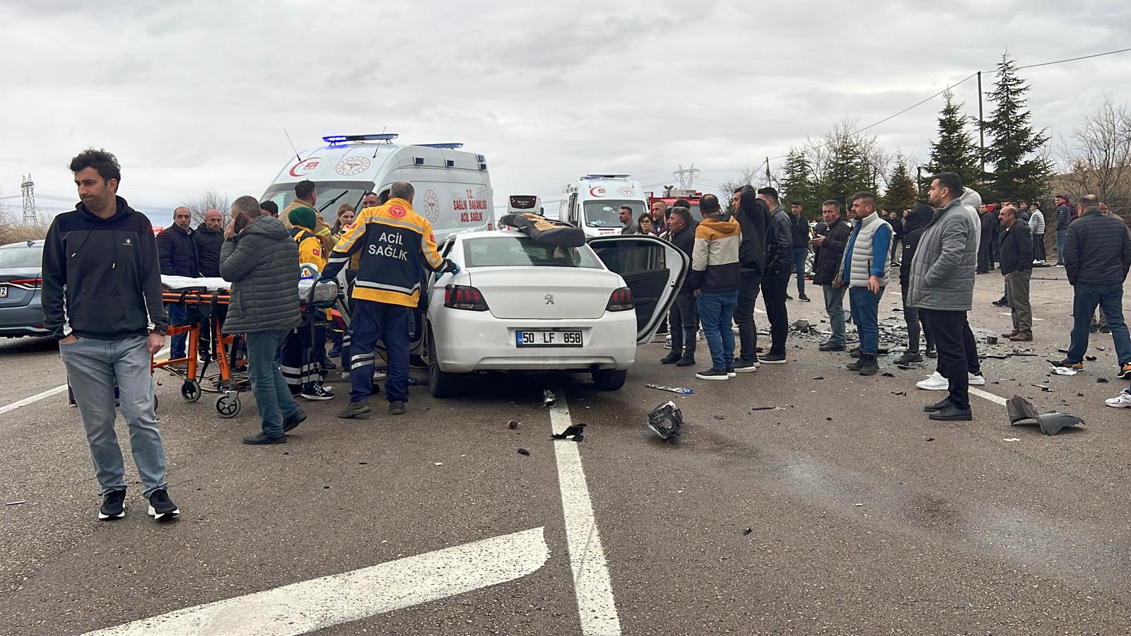 Nevşehir'de 3 aracın karıştığı kazada baba-oğul öldü; 7 yaralı - Görsel 3