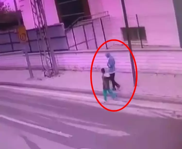 Batman - Elektrik direğinden kopan kabloya temas edince akıma kapıldı; olay anı kamerada - Görsel 1