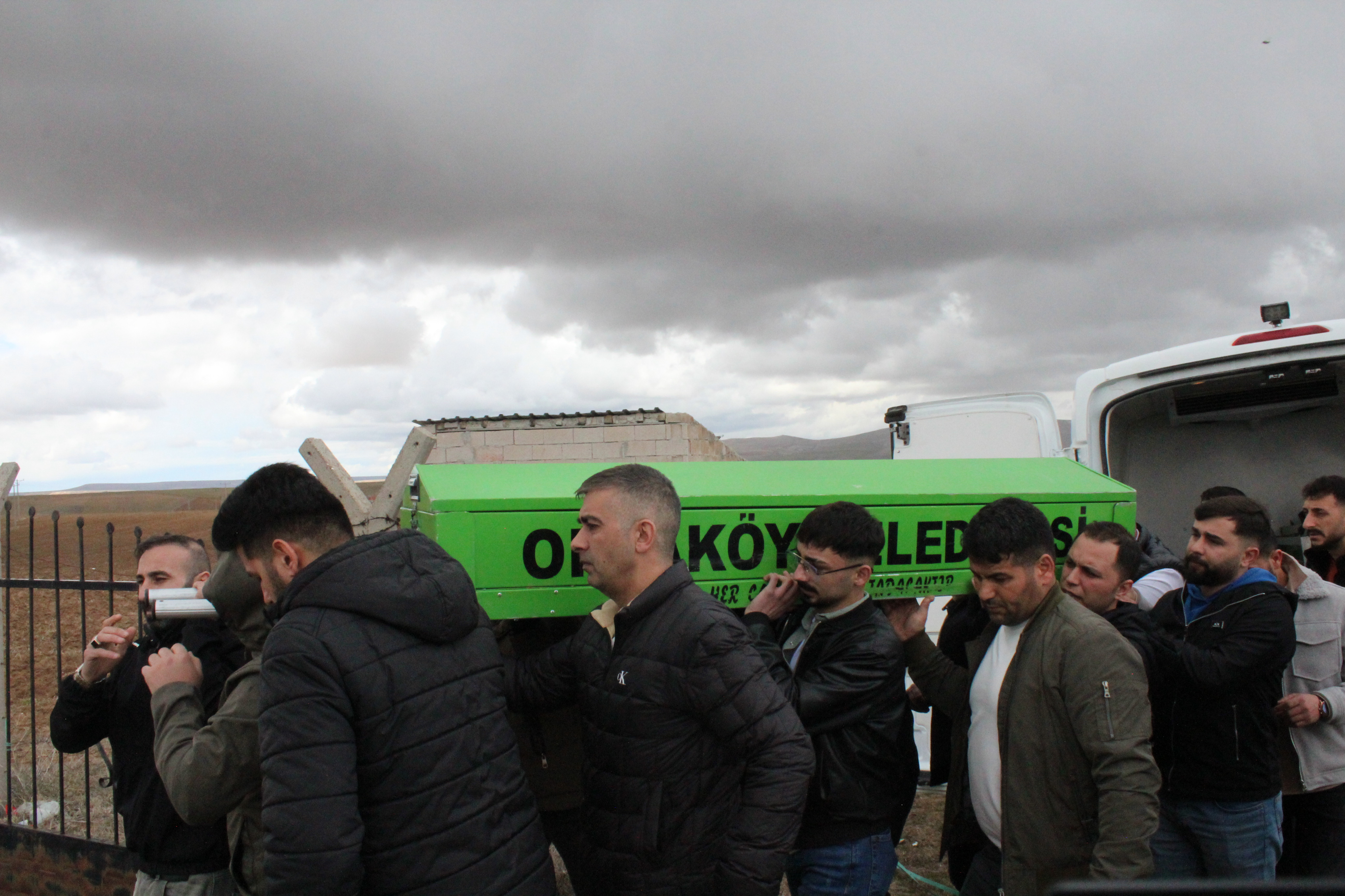 Eşi tarafından anne ve babasının mezarı başında öldürülen Gamze, toprağa verildi - Görsel 4