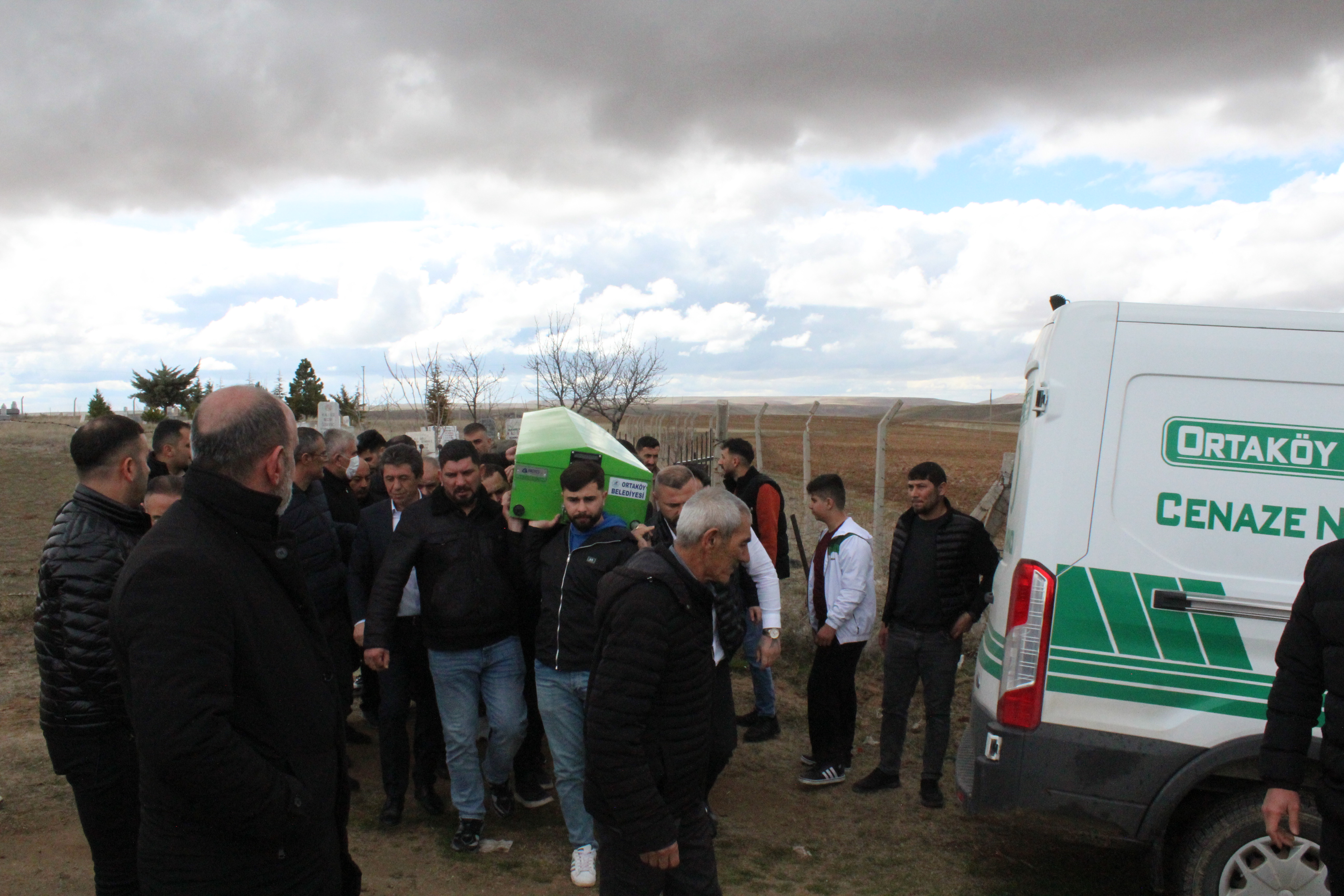 Eşi tarafından anne ve babasının mezarı başında öldürülen Gamze, toprağa verildi - Görsel 5