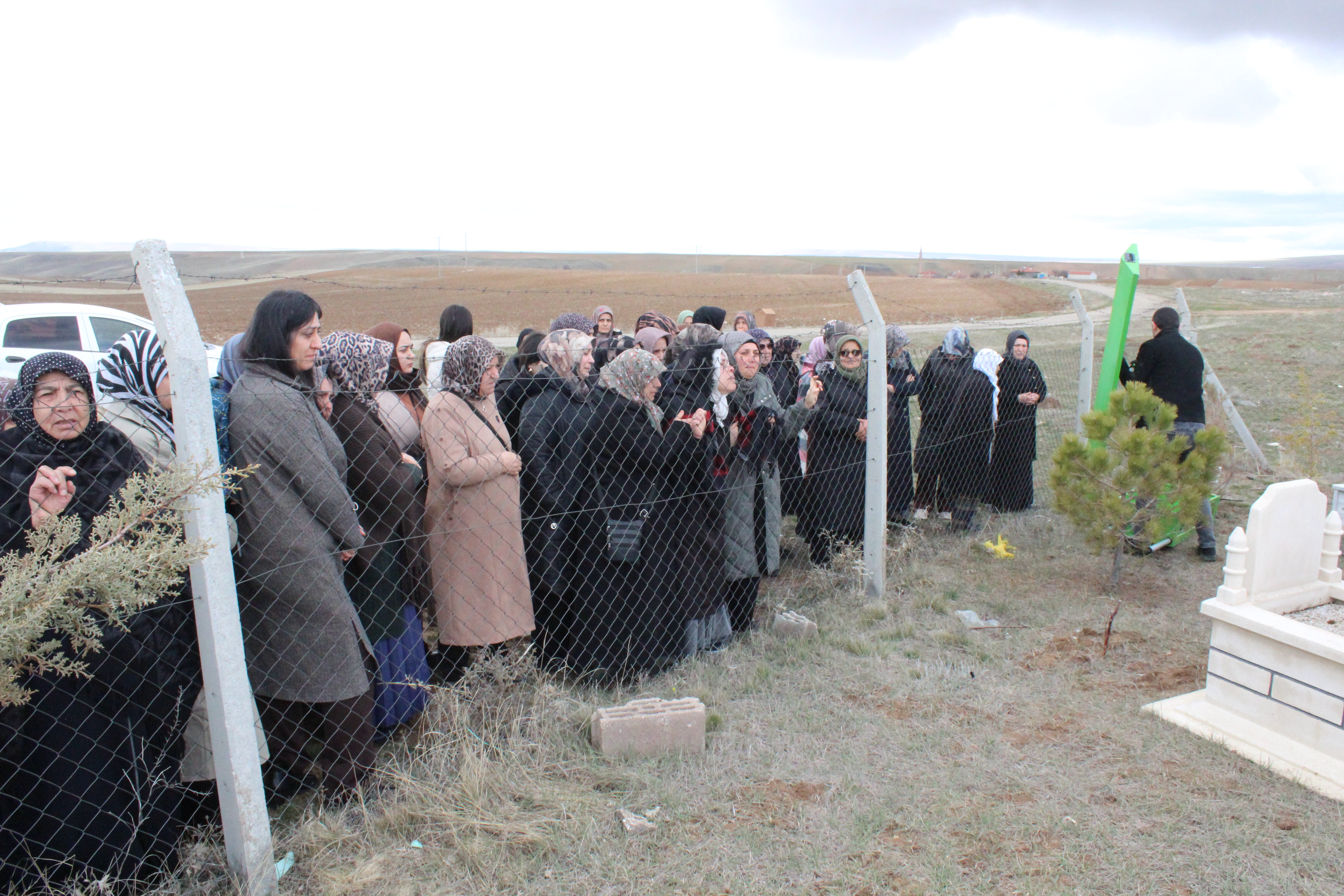 Eşi tarafından anne ve babasının mezarı başında öldürülen Gamze, toprağa verildi - Görsel 6