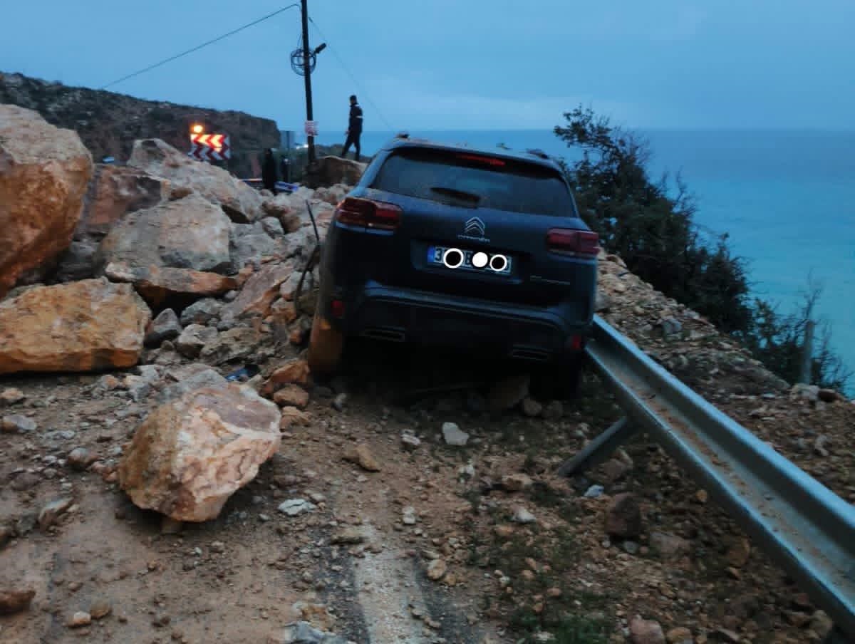 Mersin'de heyelan; kaya parçalarının altında kalan cipin sürücüsü yaralandı - Görsel 1