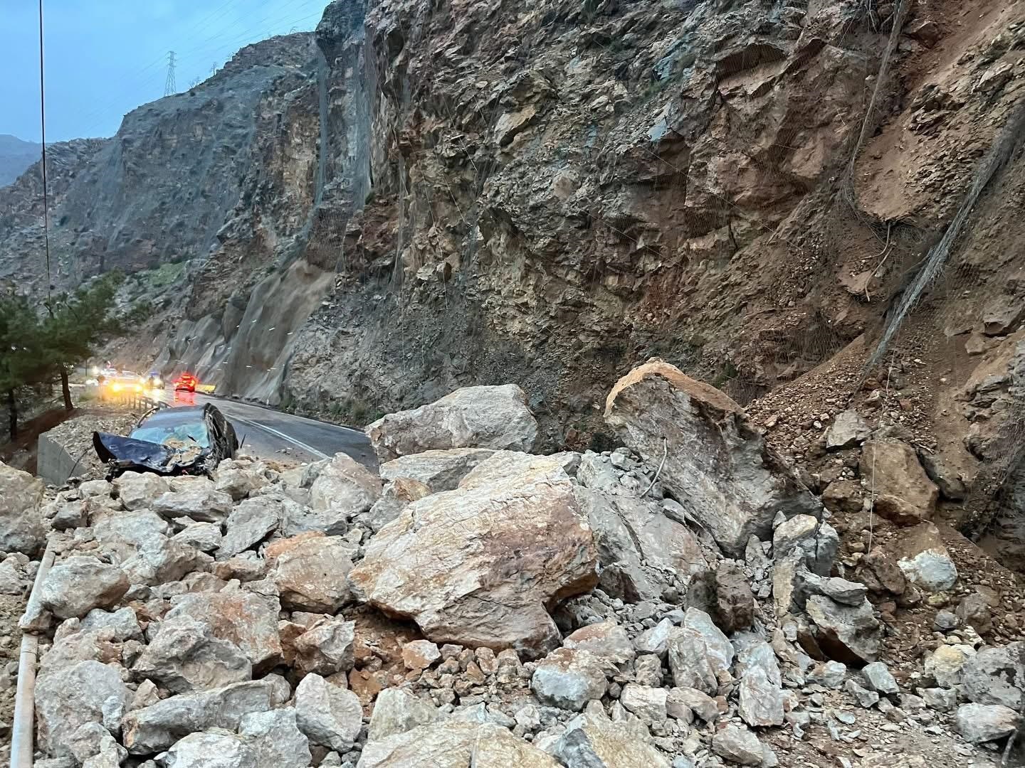 Mersin'de heyelan; kaya parçalarının altında kalan cipin sürücüsü yaralandı - Görsel 2