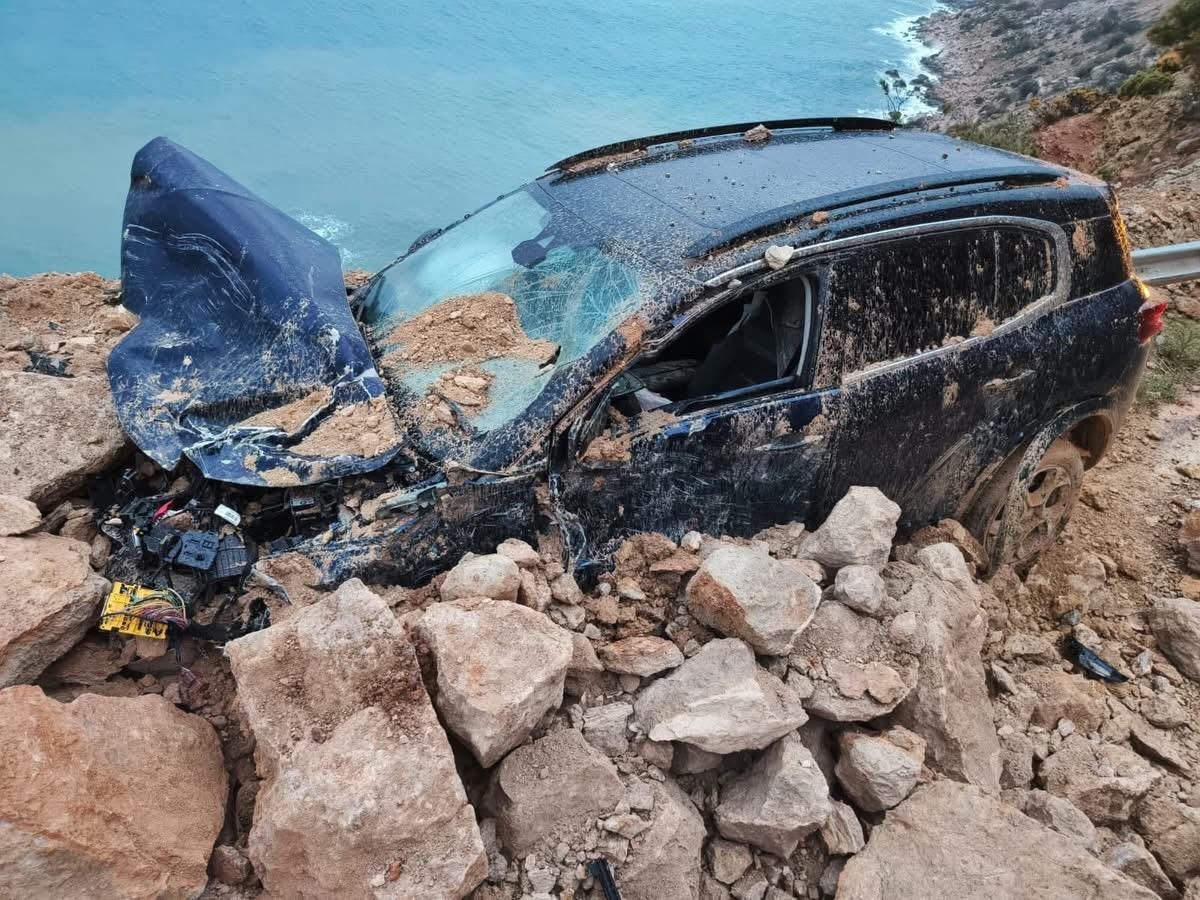 Mersin'de heyelan; kaya parçalarının altında kalan cipin sürücüsü yaralandı - Görsel 3