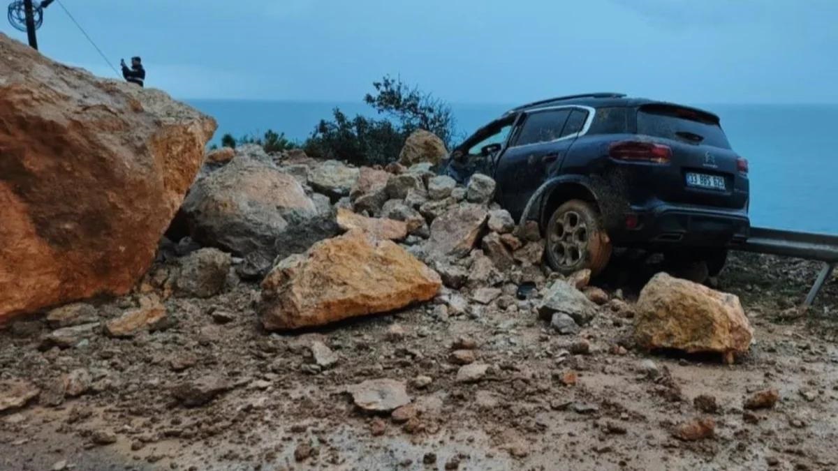 Mersin'de heyelan; kaya parçalarının altında kalan cipin sürücüsü yaralandı - Görsel 4
