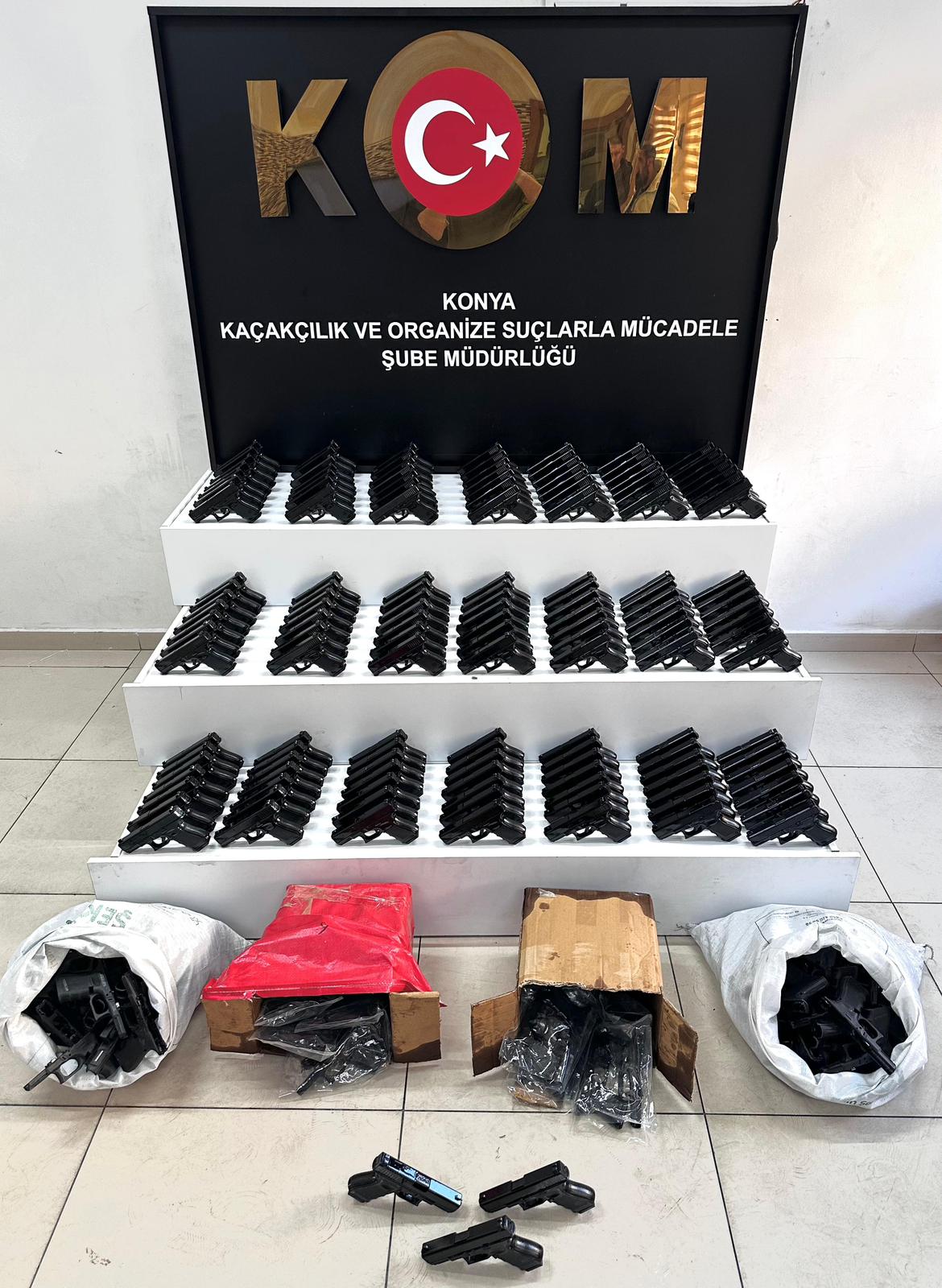 BEYŞEHİRDE SİLAH KAÇAKÇILIĞINA BÜYÜK DARBE: YÜZLERCE SİLAH VE PARÇA ELE GEÇİRİLDİ - Görsel 1
