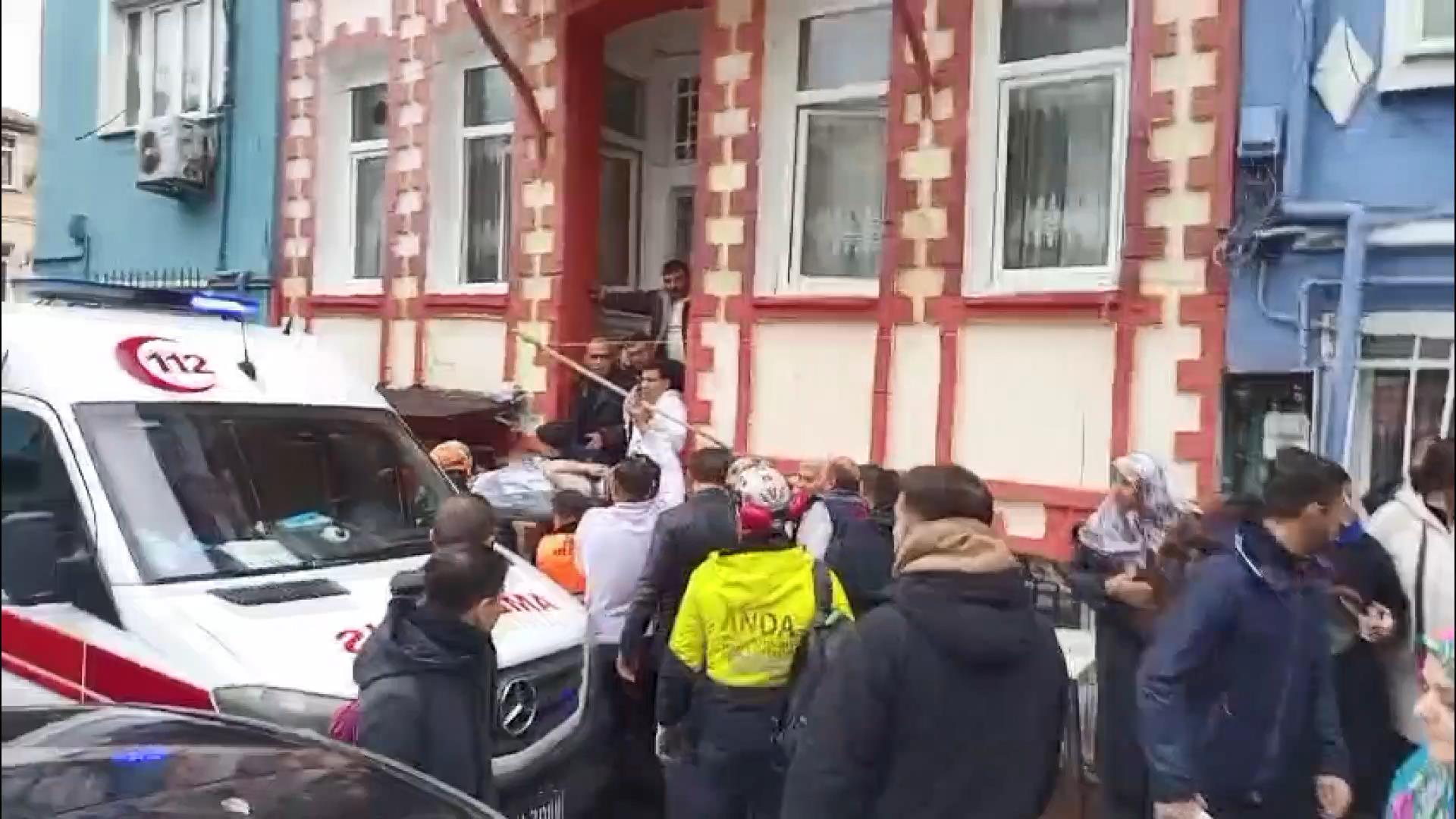 İstanbul - Fatih’te doğal gaz kaynaklı patlamada 2 bina çöktü; 9 kişi kurtarıldı - Görsel 3