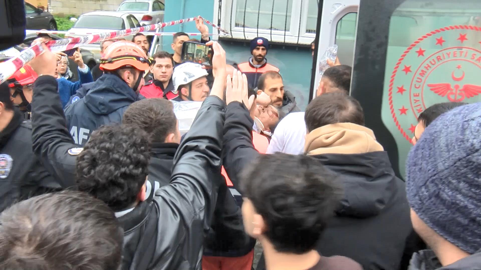 İstanbul - Fatih’te doğal gaz kaynaklı patlamada 2 bina çöktü; 9 kişi kurtarıldı - Görsel 4