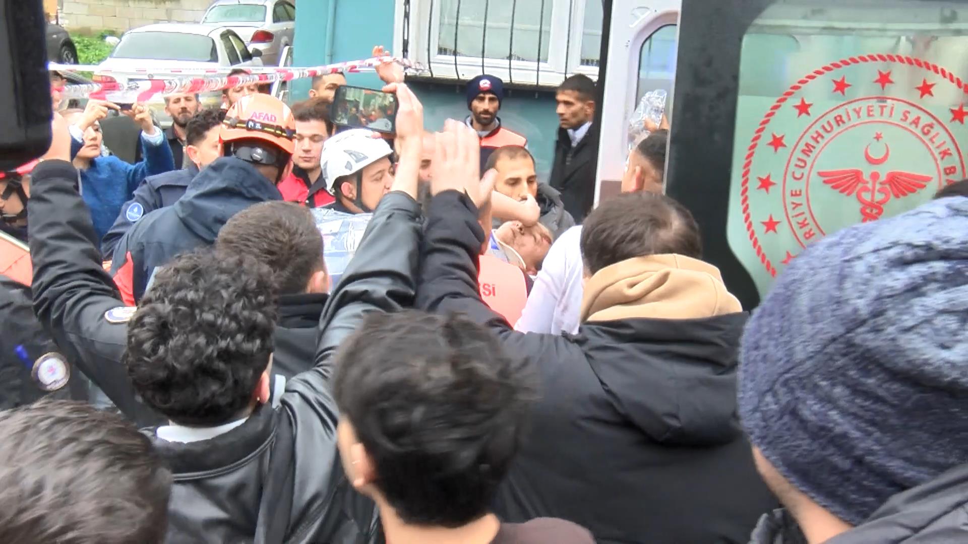 İstanbul - Fatih’te doğal gaz kaynaklı patlamada 2 bina çöktü; 9 kişi kurtarıldı - Görsel 5