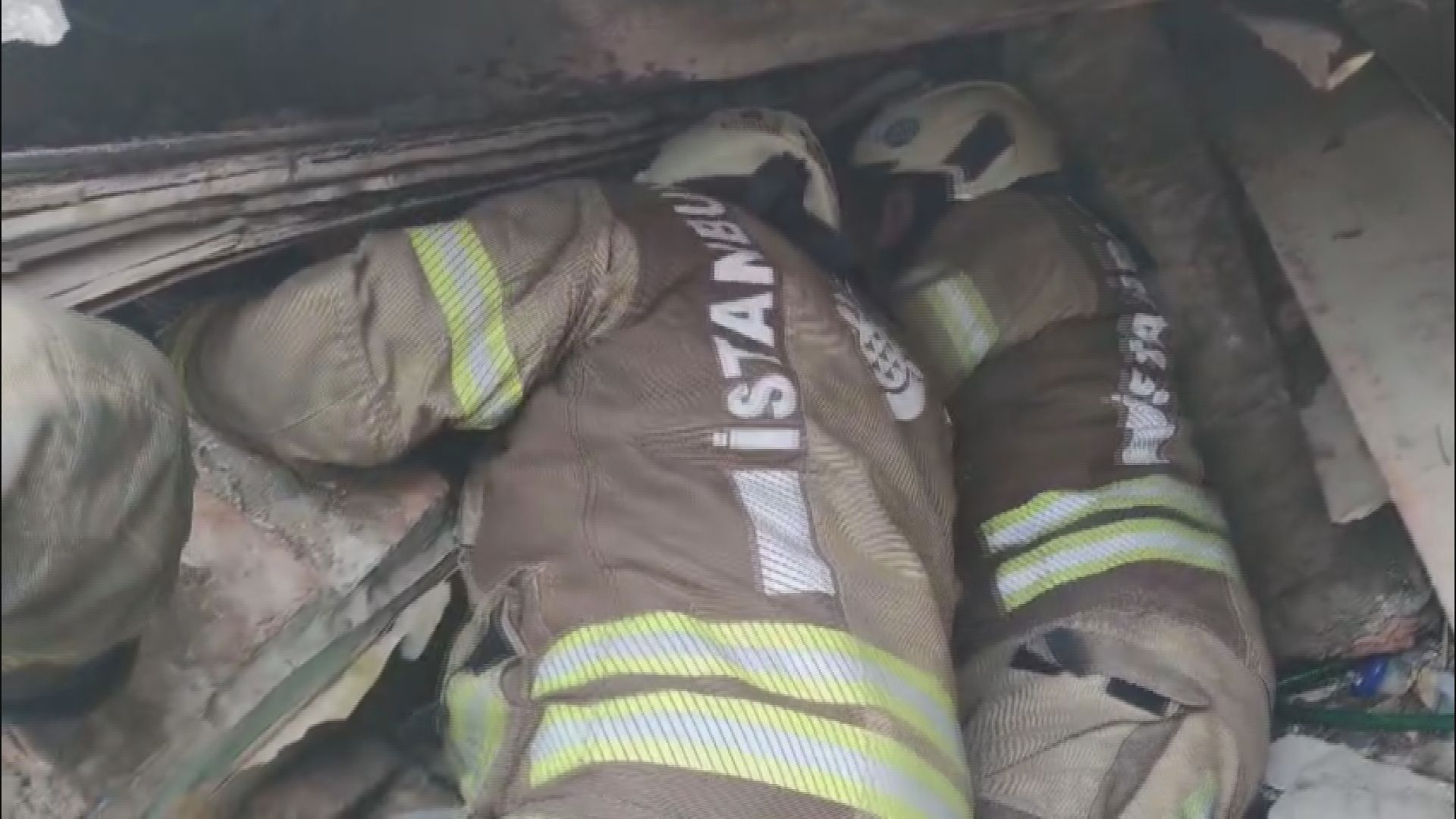 İstanbul - Fatih’te doğal gaz kaynaklı patlamada 2 bina çöktü; 9 kişi kurtarıldı - Görsel 7