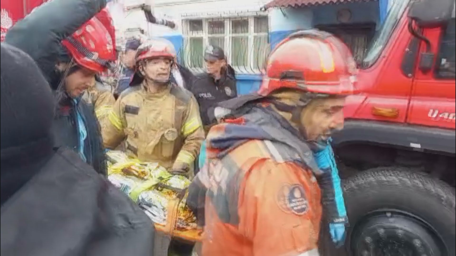 İstanbul - Fatih’te doğal gaz kaynaklı patlamada 2 bina çöktü; 9 kişi kurtarıldı - Görsel 8