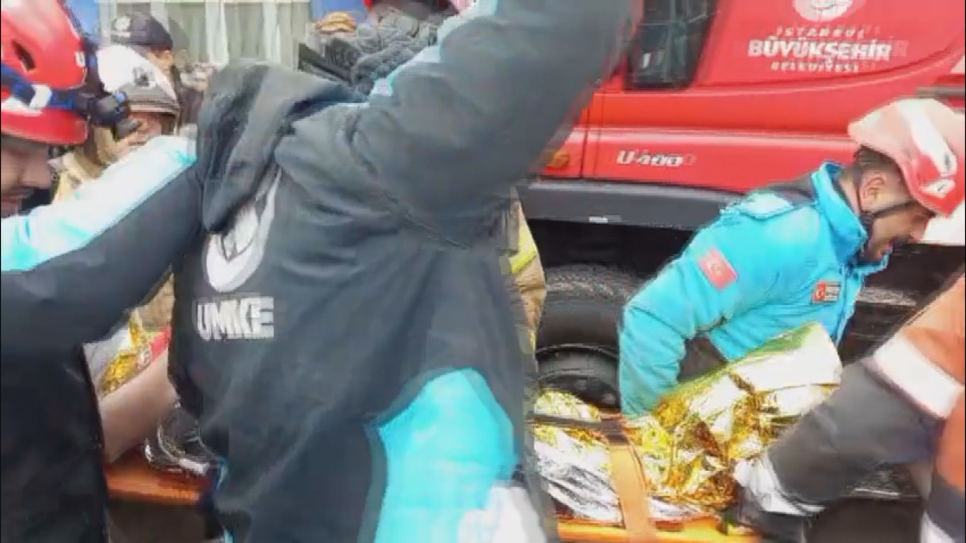 İstanbul - Fatih’te doğal gaz kaynaklı patlamada 2 bina çöktü; 9 kişi kurtarıldı - Görsel 9