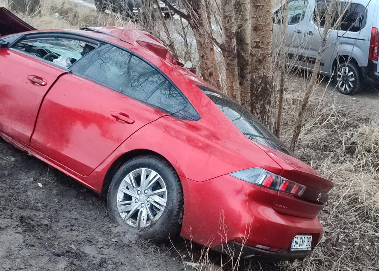 Erzurumda Otomobil, şarampole uçtu: 2 ölü, 5 yaralı - Görsel 1