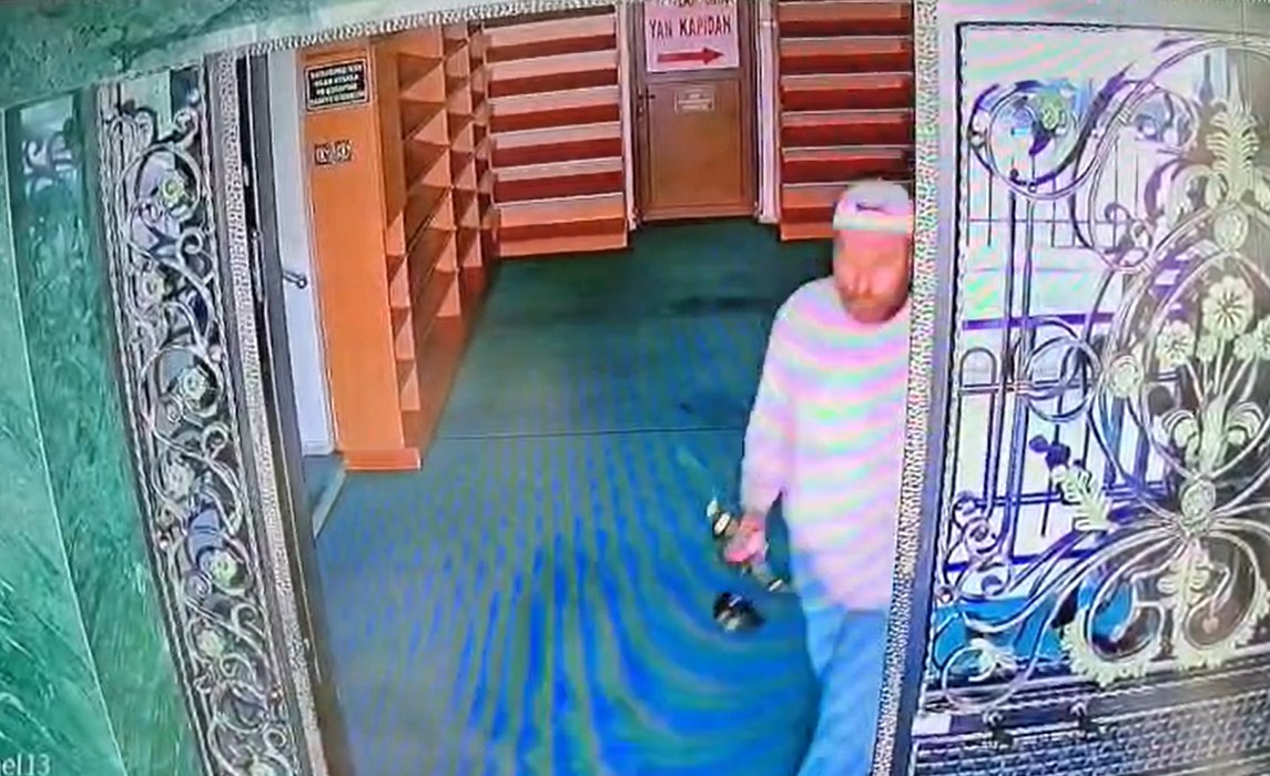 Cezaevinden izinli çıktı, girdiği 3 camideki ses sistemlerini sopayla kırıp söktü - Görsel 4