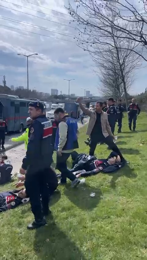 Bağcılar'da 4 cezaevi sevk aracı kaza yaptı; 6 jandarma yaralandı - Görsel 2