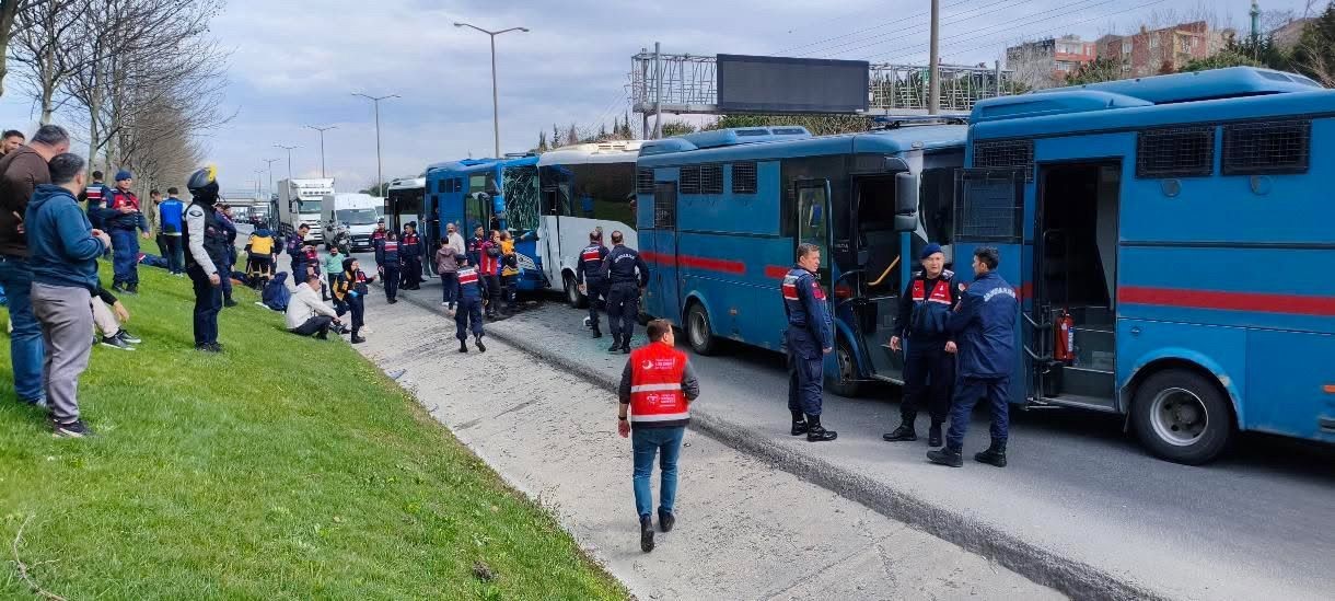 Bağcılar'da 4 cezaevi sevk aracı kaza yaptı; 6 jandarma yaralandı - Görsel 5