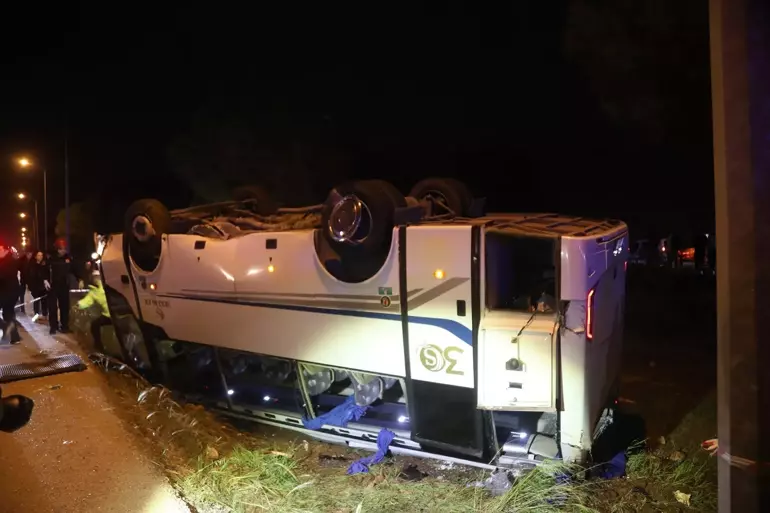 Antalya’da servis midibüsü devrildi: 16 infaz koruma memuru yaralı  - Görsel 1