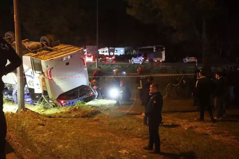 Antalya’da servis midibüsü devrildi: 16 infaz koruma memuru yaralı  - Görsel 2