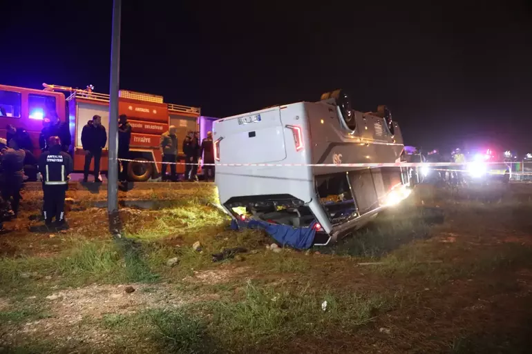 Antalya’da servis midibüsü devrildi: 16 infaz koruma memuru yaralı  - Görsel 3