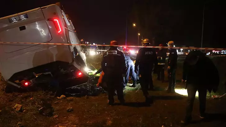 Antalya’da servis midibüsü devrildi: 16 infaz koruma memuru yaralı  - Görsel 4
