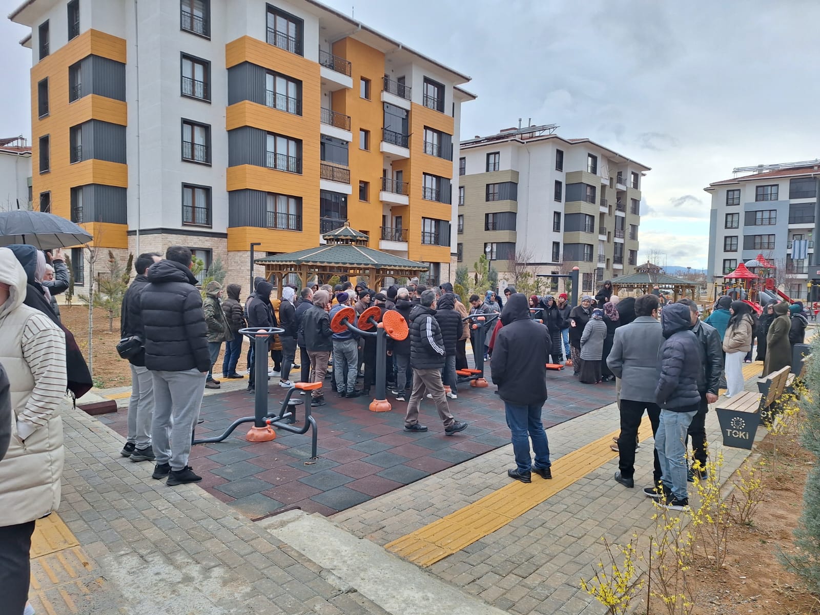 SEYDİŞEHİR TOKİ SAKİNLERİNDEN FAHİŞ AİDAT" İSYANI: HİZMET YOK, ZAM ÇOK! - Görsel 1