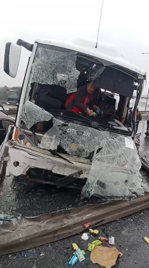 İstanbul - Başakşehir'de polis servisinin de karıştığı zincirleme kaza;1 polis şehit oldu, 16 yaralı - Görsel 1